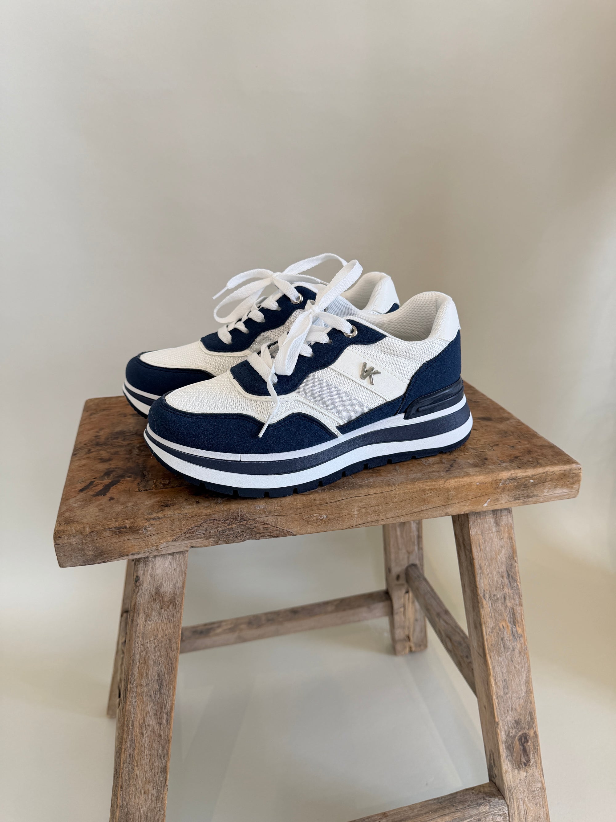 Sneaker in Dunkelblau