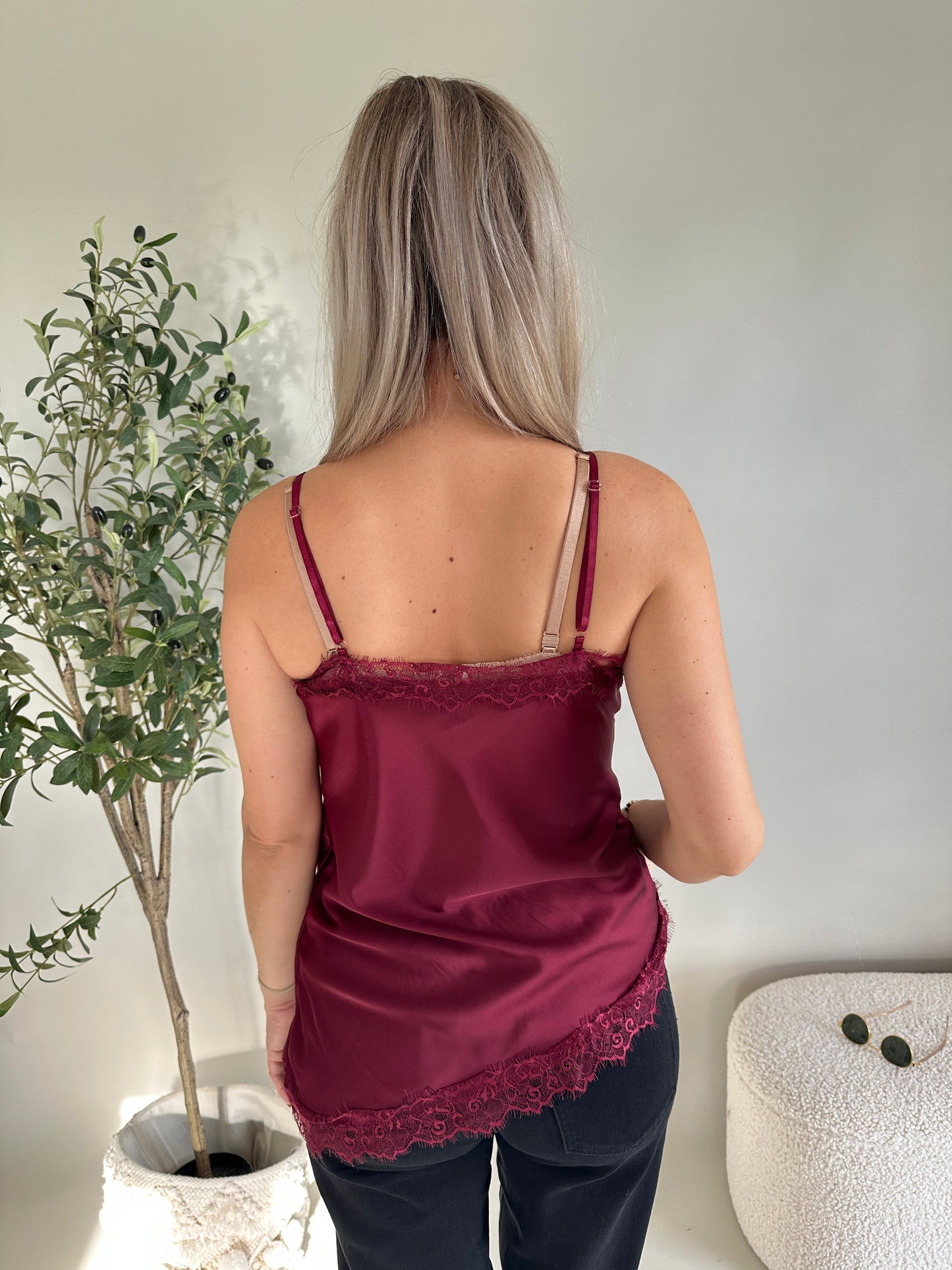 top mit spitze in bordeaux