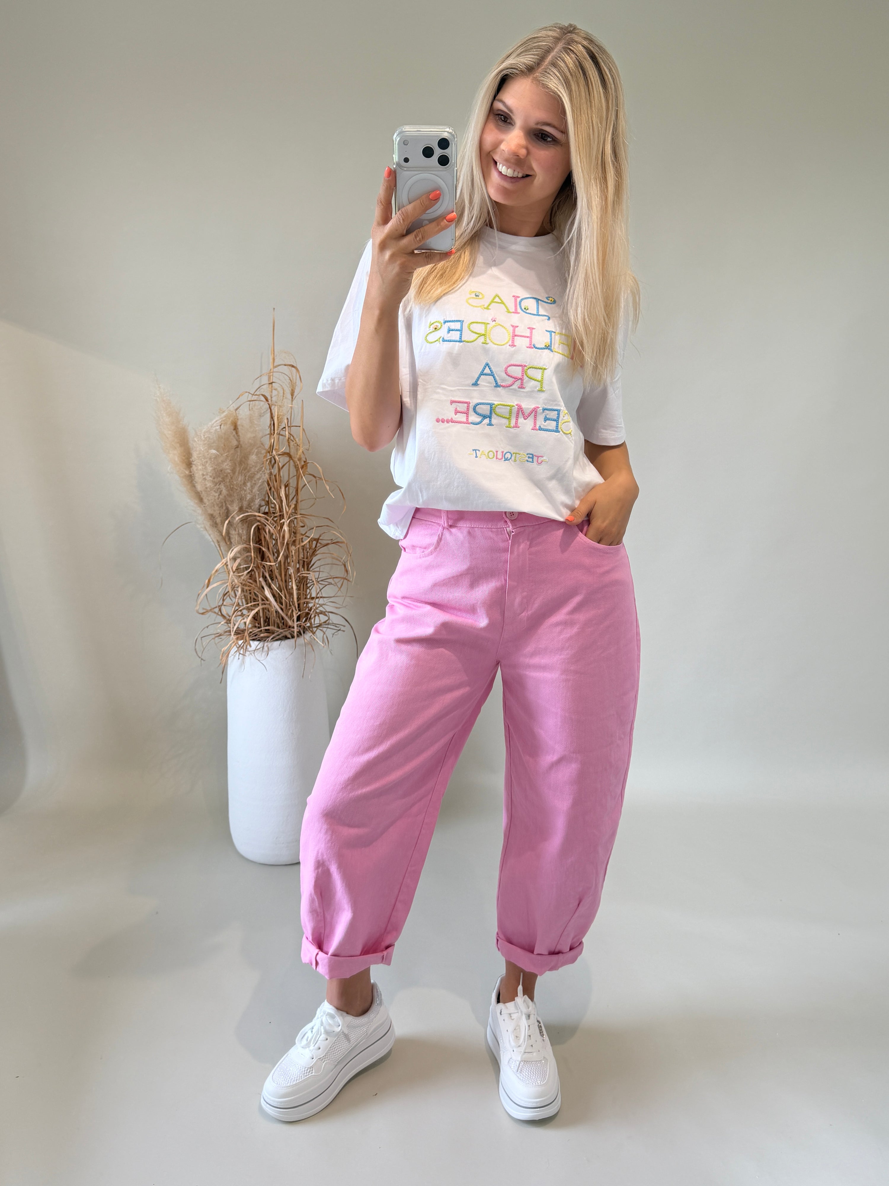 T - Shirt  in Weiß mit bunter Aufschrift