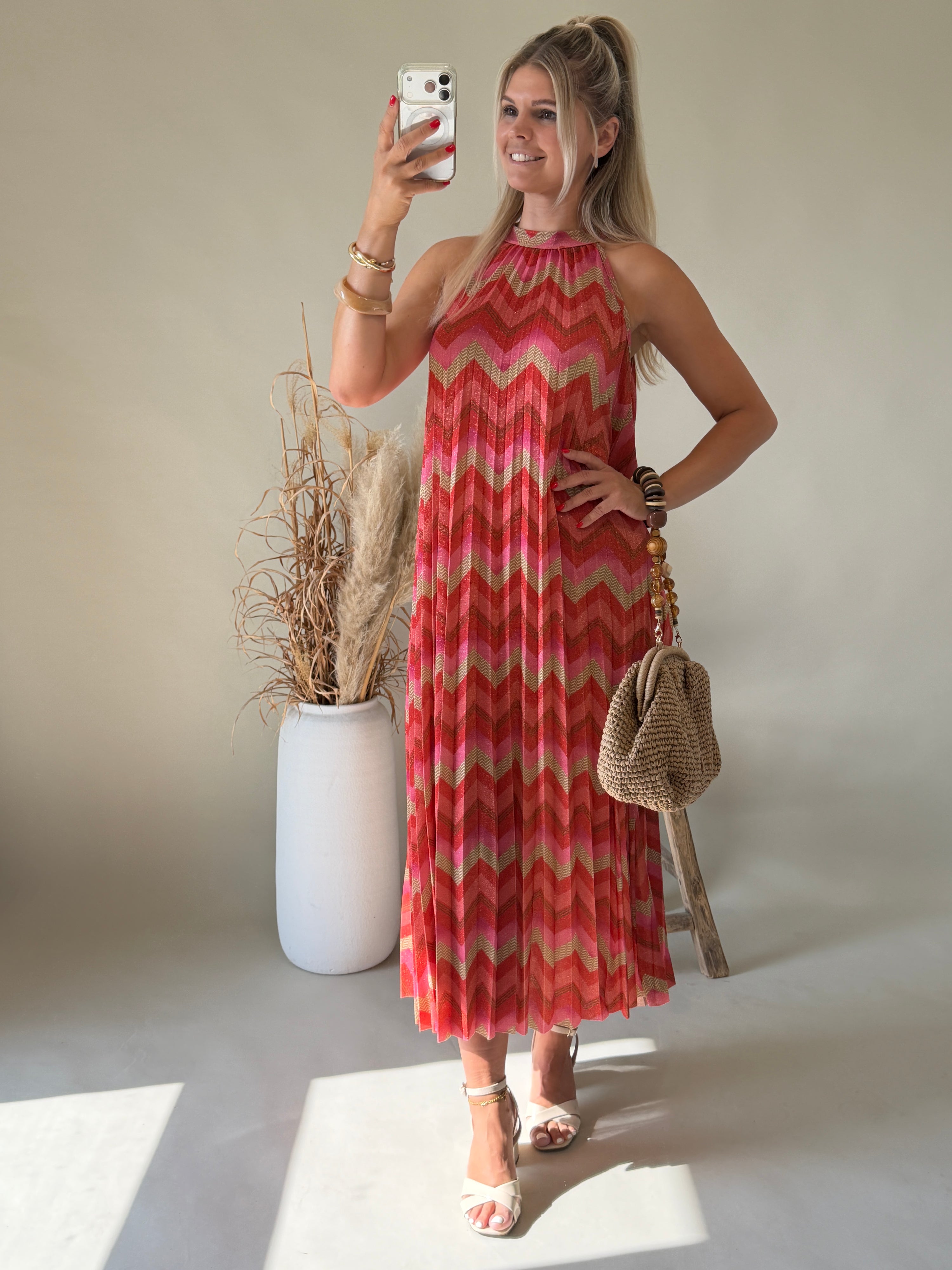Kleid in Pink / Rot / Gold in Plissee