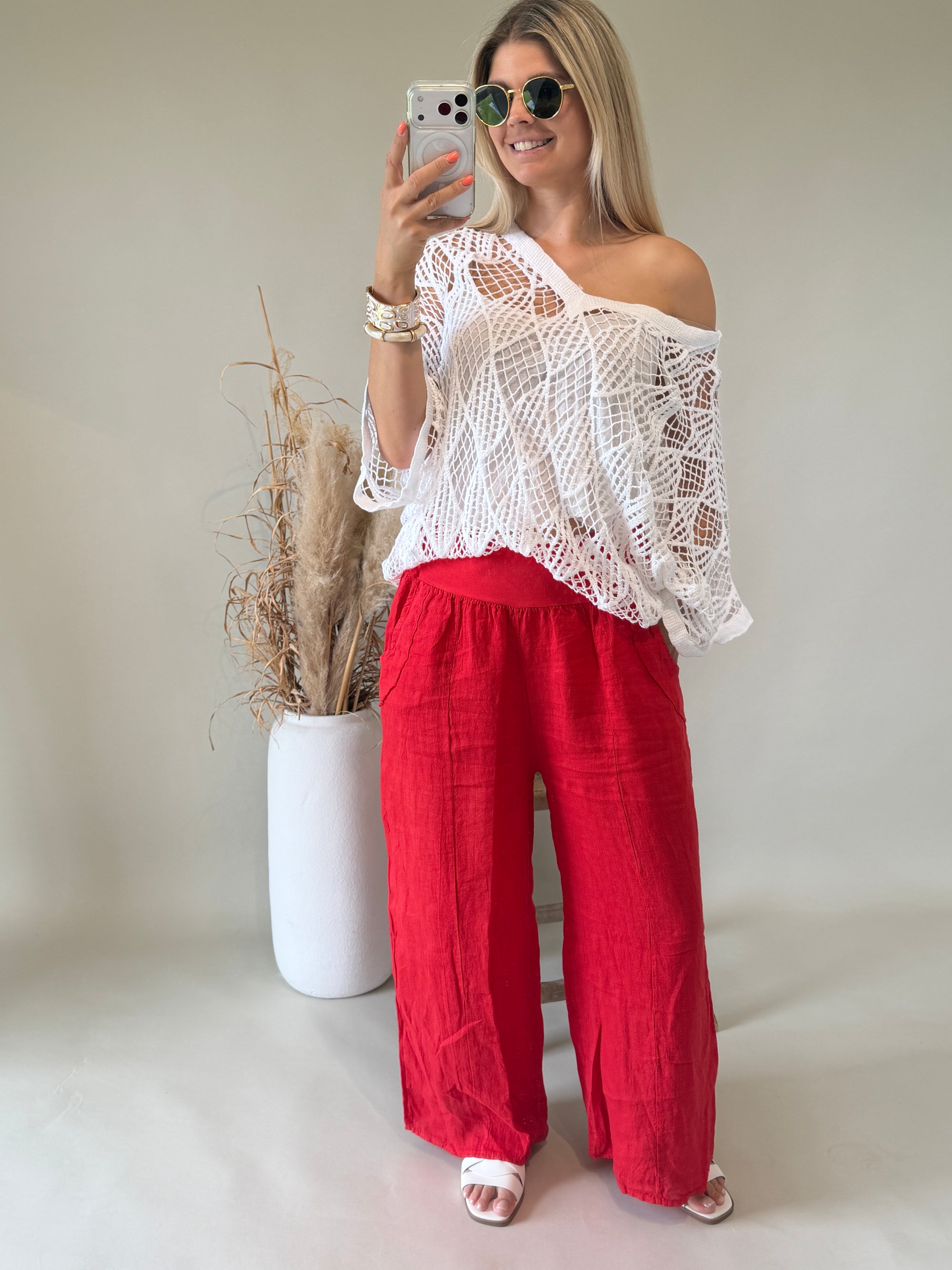 Hose in Rot mit Gürtel und weitem Bein