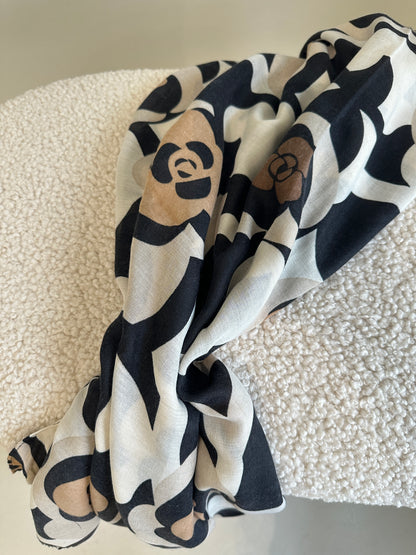 Schal mit Blumenmuster in Schwarz/Beige/Zimt