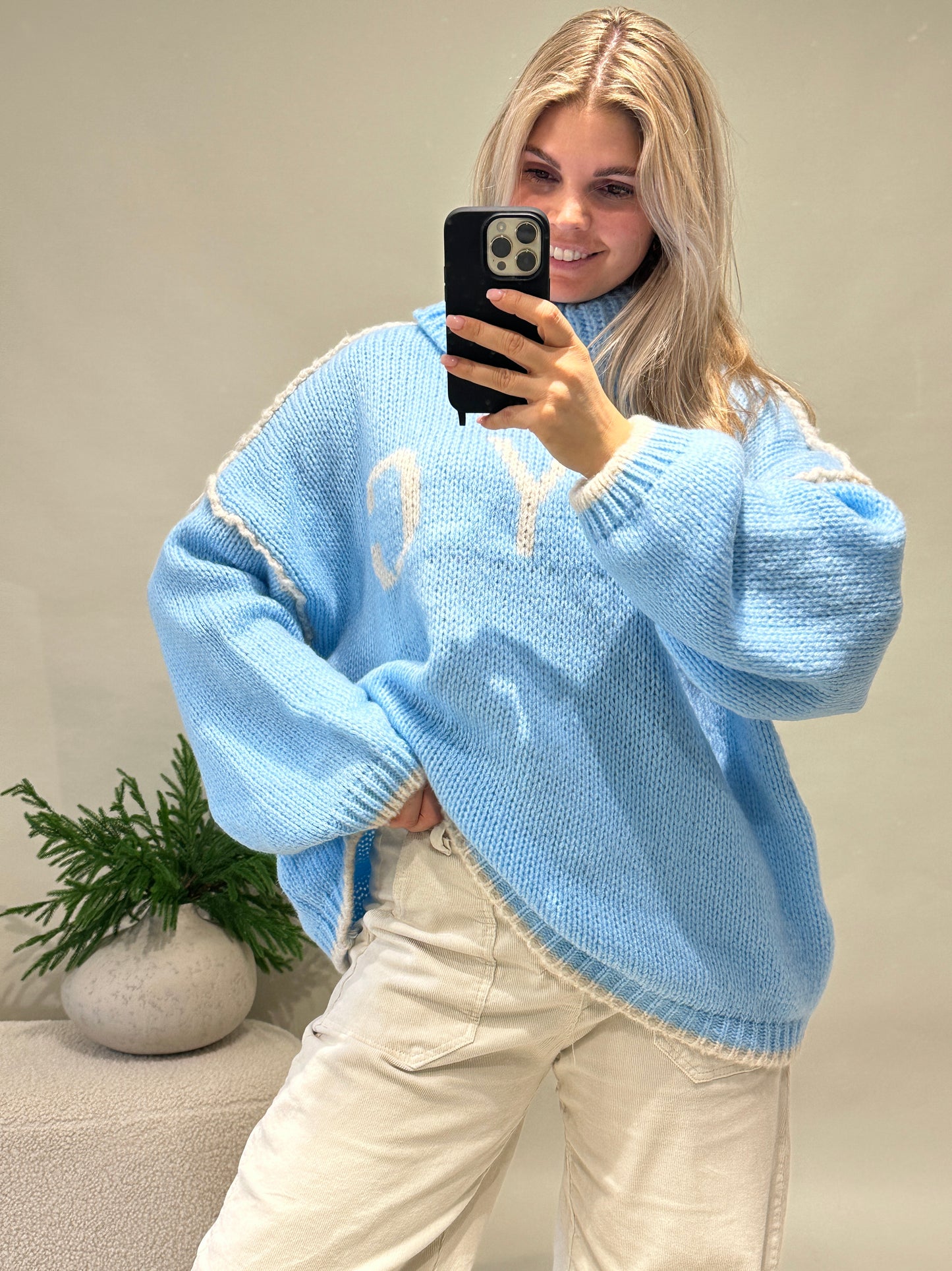 pullover in hellblau mit wollweißer aufschrift (nyc) mit weitem rollkragen