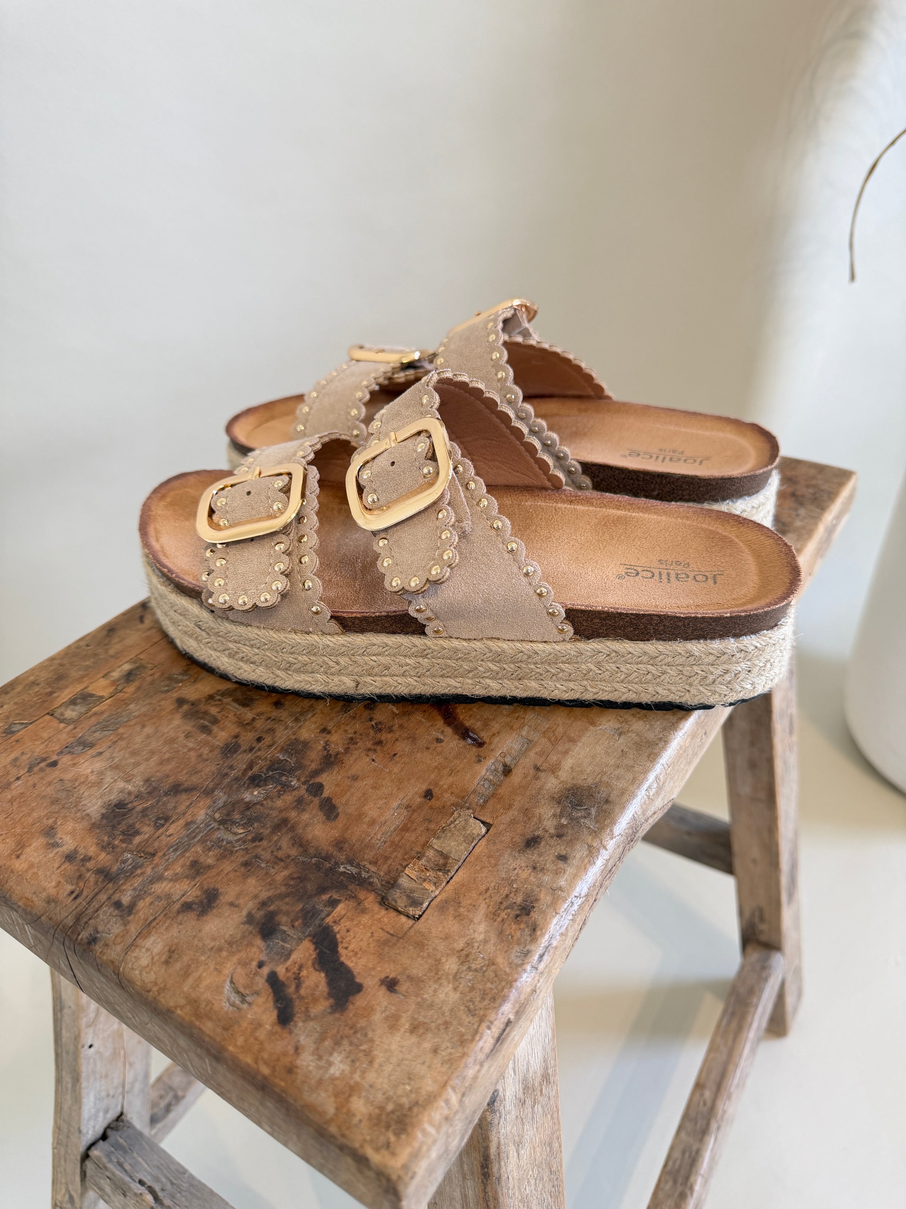 Pantolette in Beige mit Goldenen Nieten