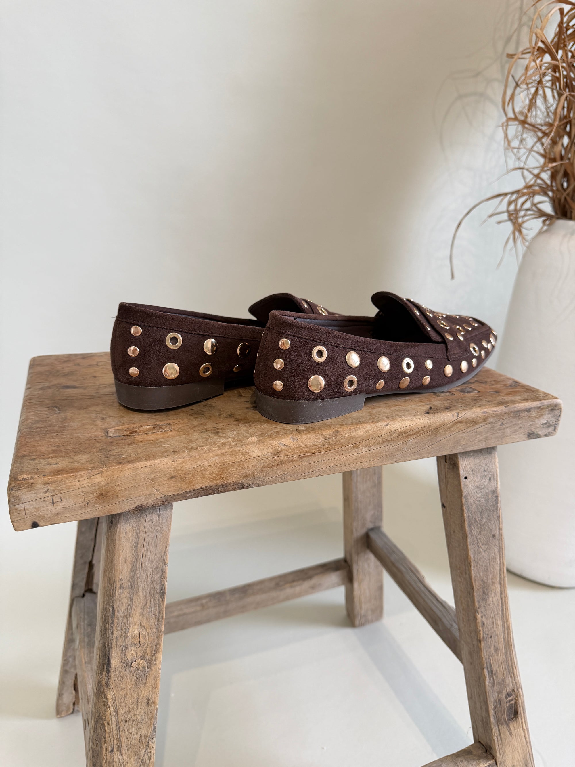 Loafer in Schokobraun mit goldenen Nieten