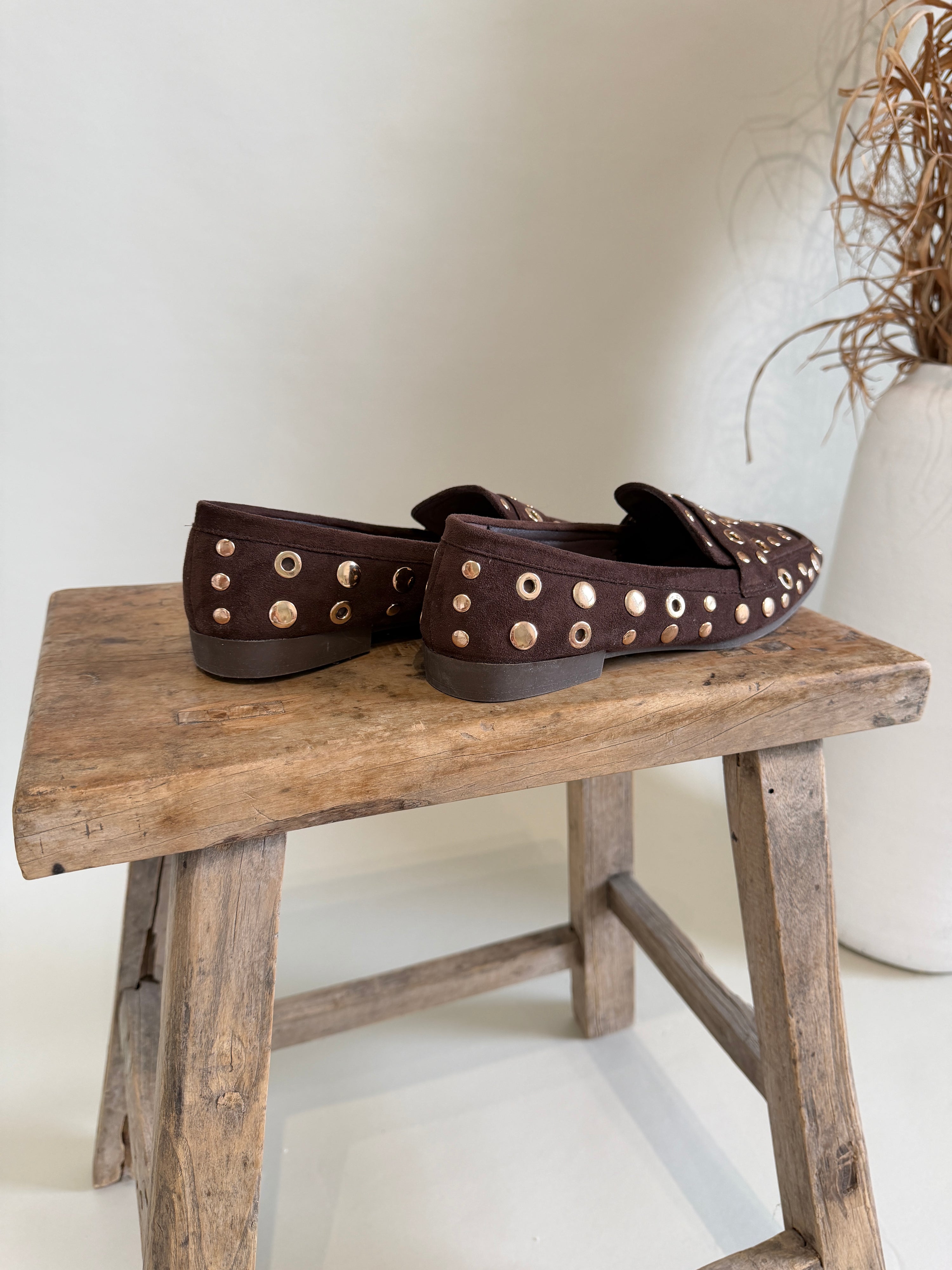 Loafer in Schokobraun mit goldenen Nieten