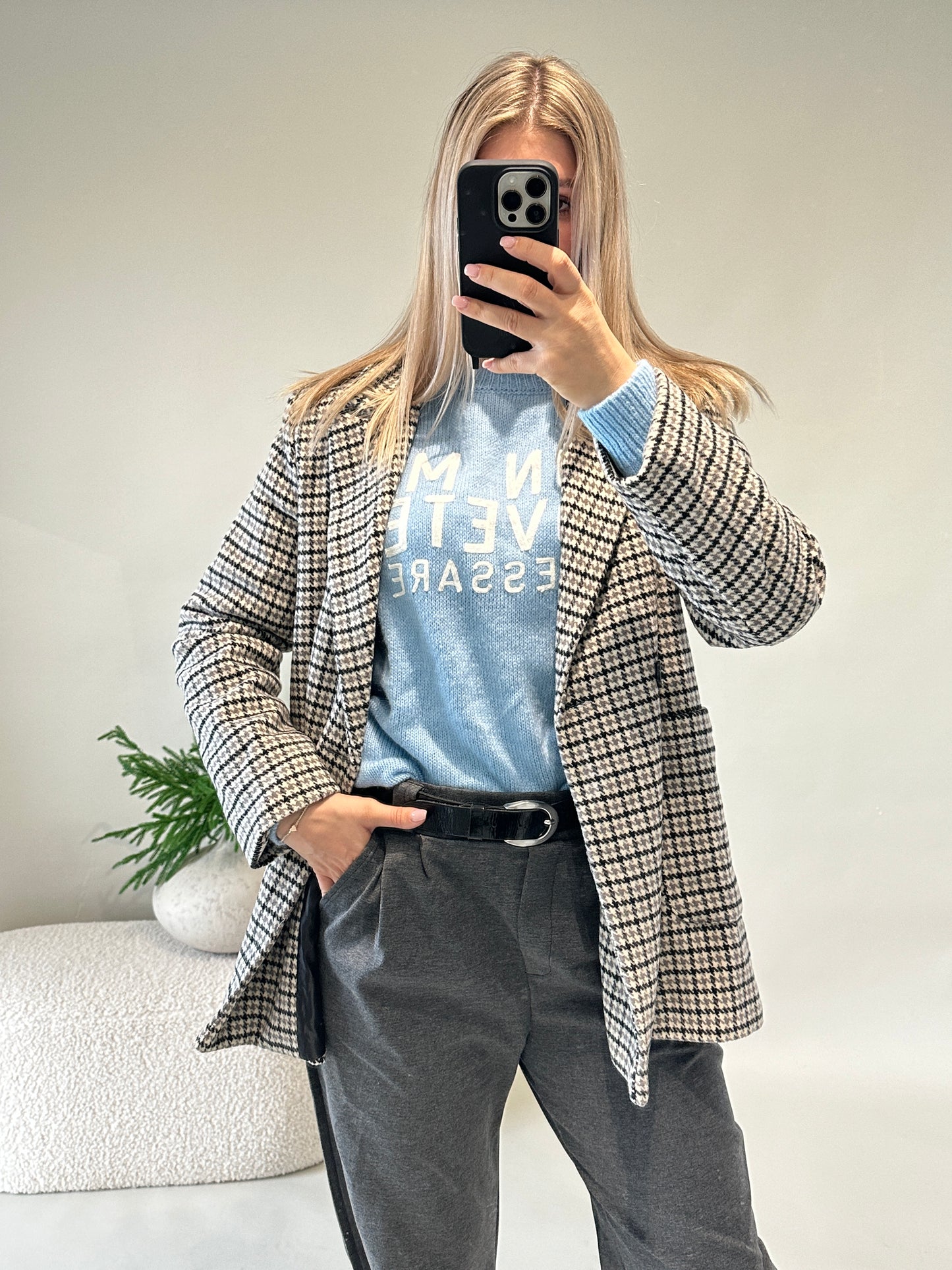 pullover in hellblau mit wollweißer aufschrift ( non mi dovete )