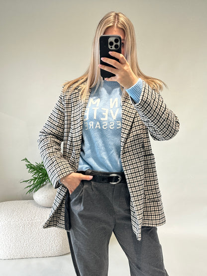 Pullover in Hellblau mit Wollweißer Aufschrift ( NON MI DOVETE )