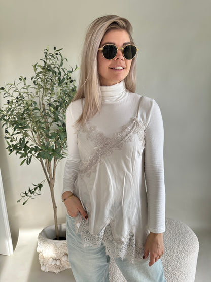 Shirt in Wollweiß mit Rollkragen