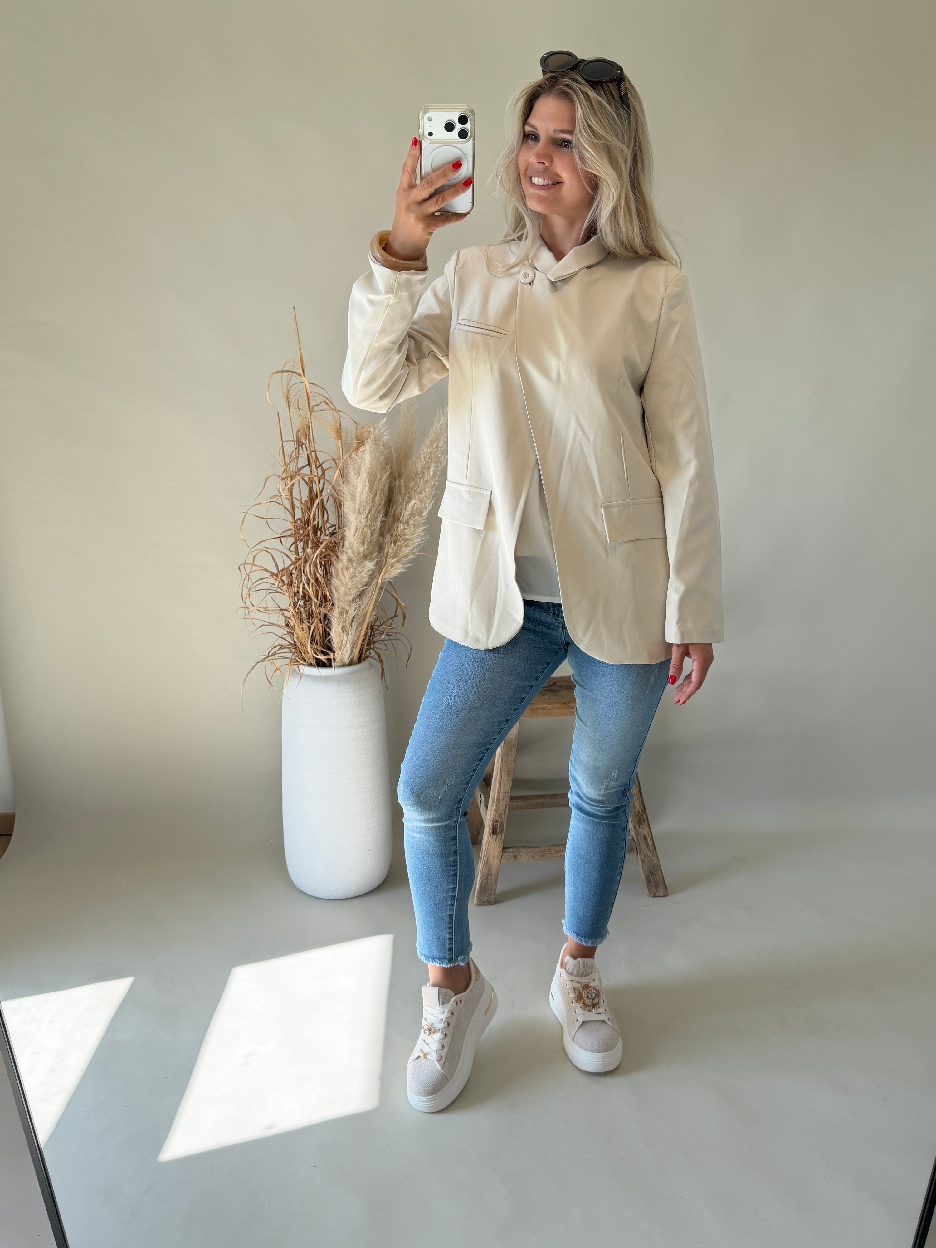 Blazer in Beige schräg  geschnitten mit einen Knopf