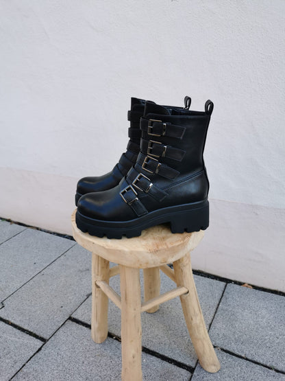 Boots in Schwarz mit Schnallen