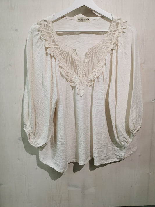 Shirt in Beige mit Spitze am Ausschnitt