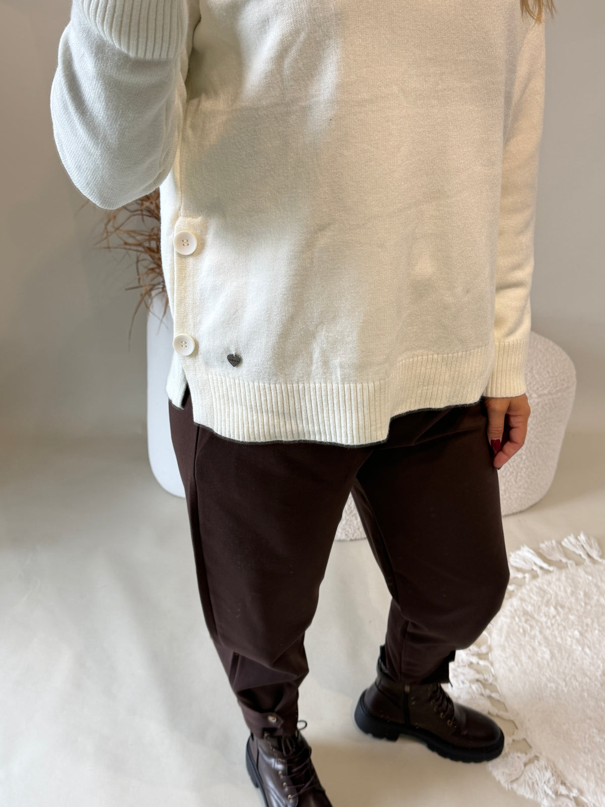 Pullover in Wollweiß mit Knöpfen an der Seite