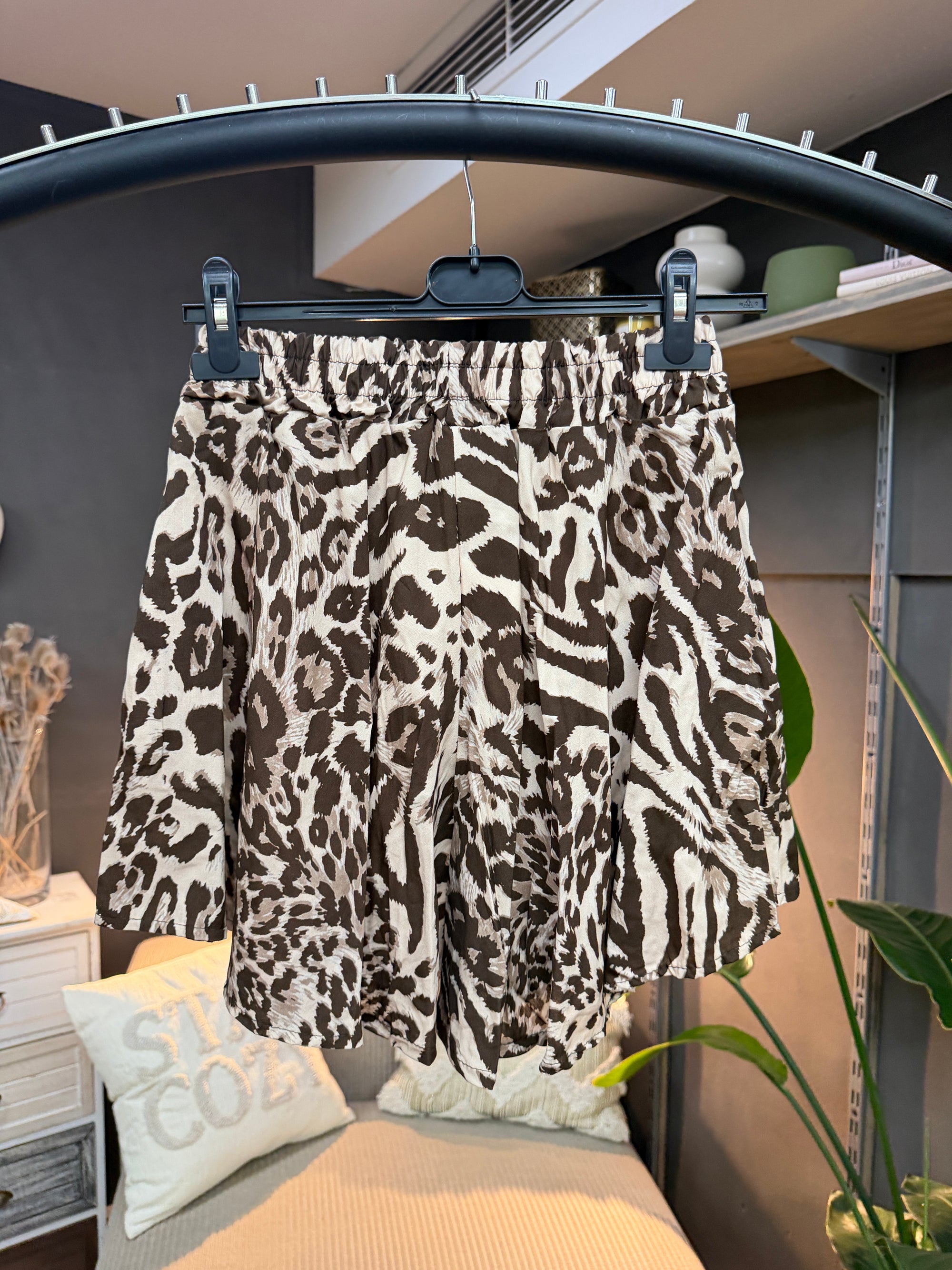 #9 Hose in kurz in Leo-Muster