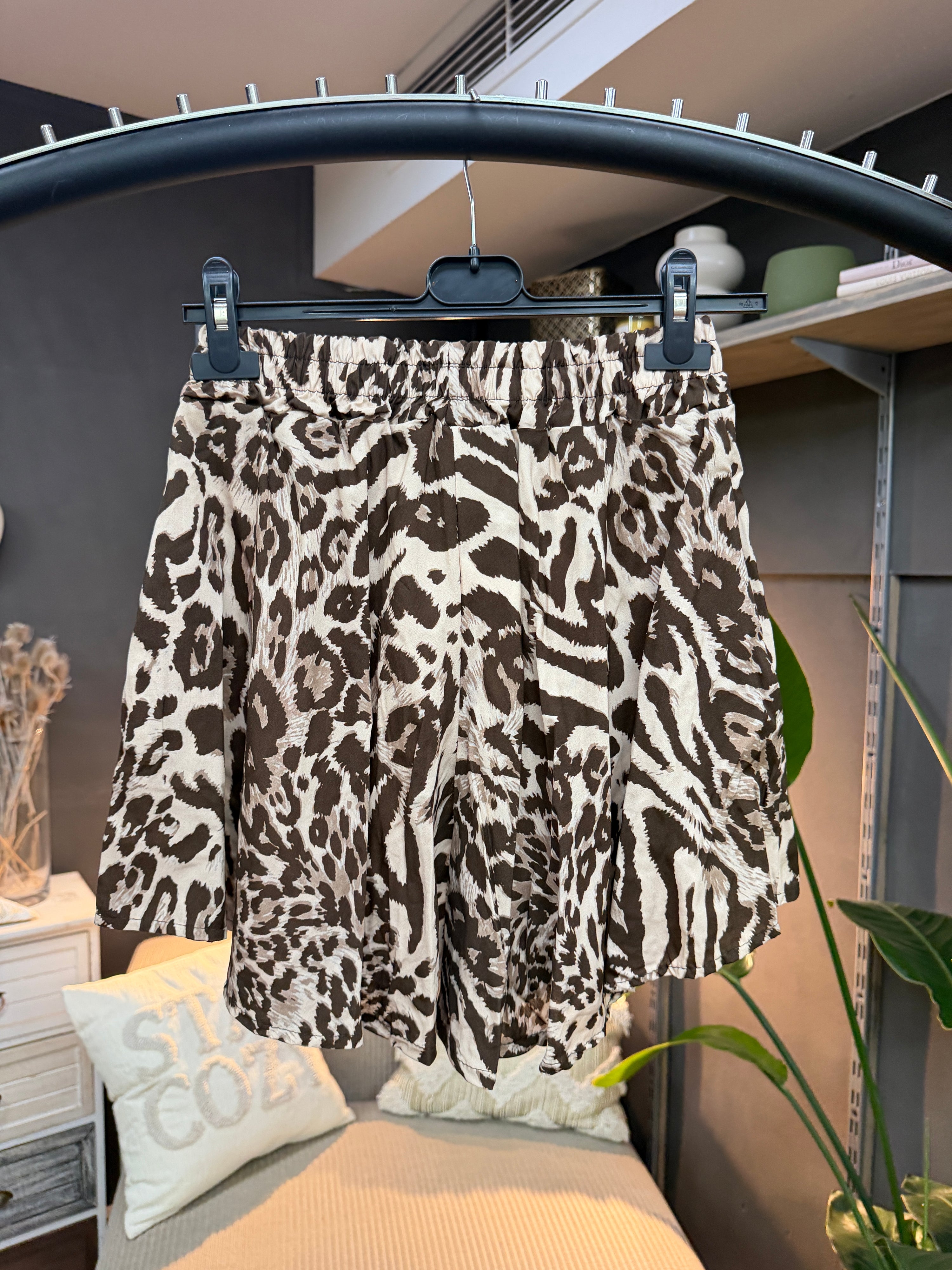 #9 Hose in kurz in Leo-Muster