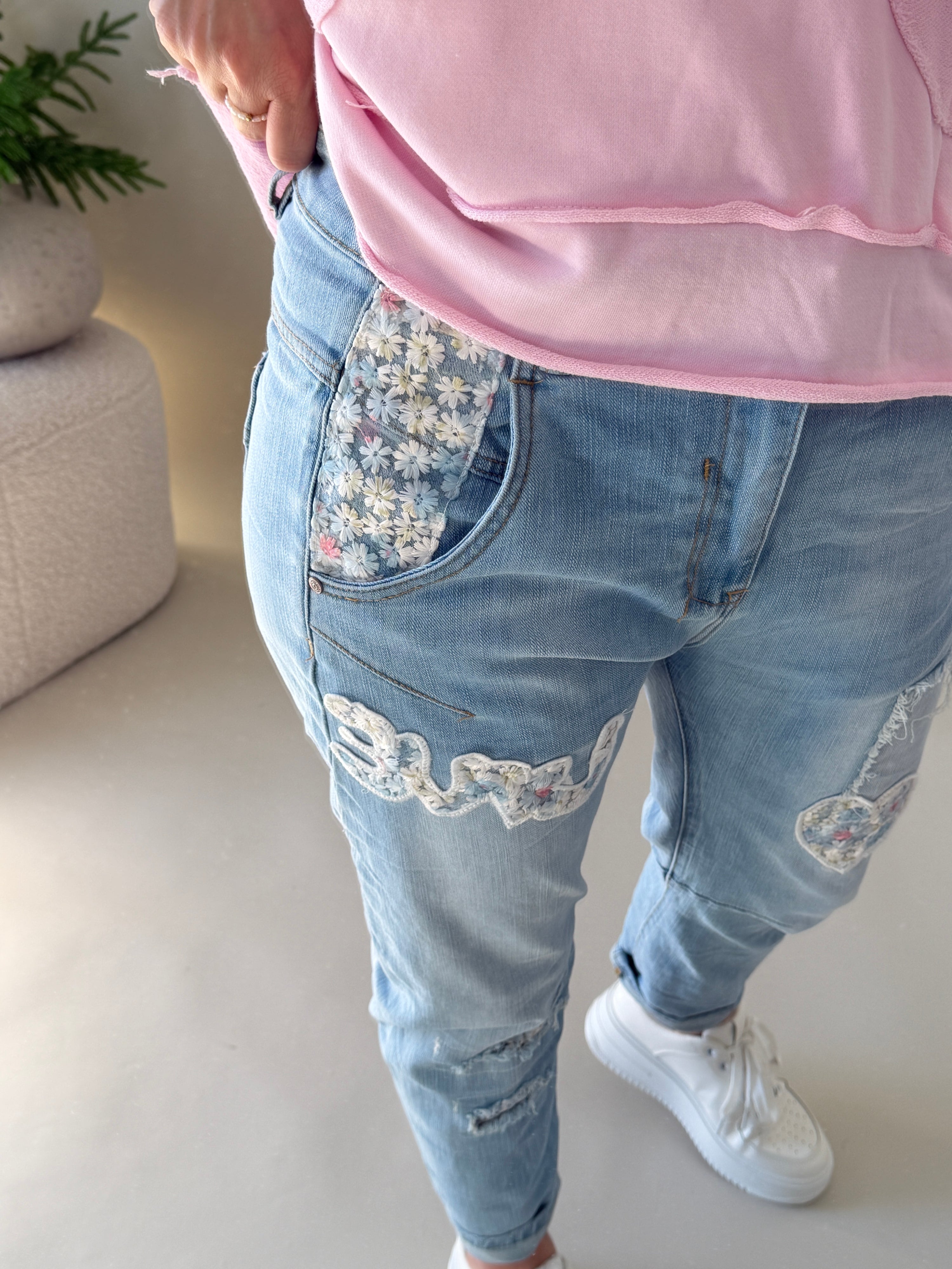 Jeans mit Aufnäher LOVE und Blumenmuster