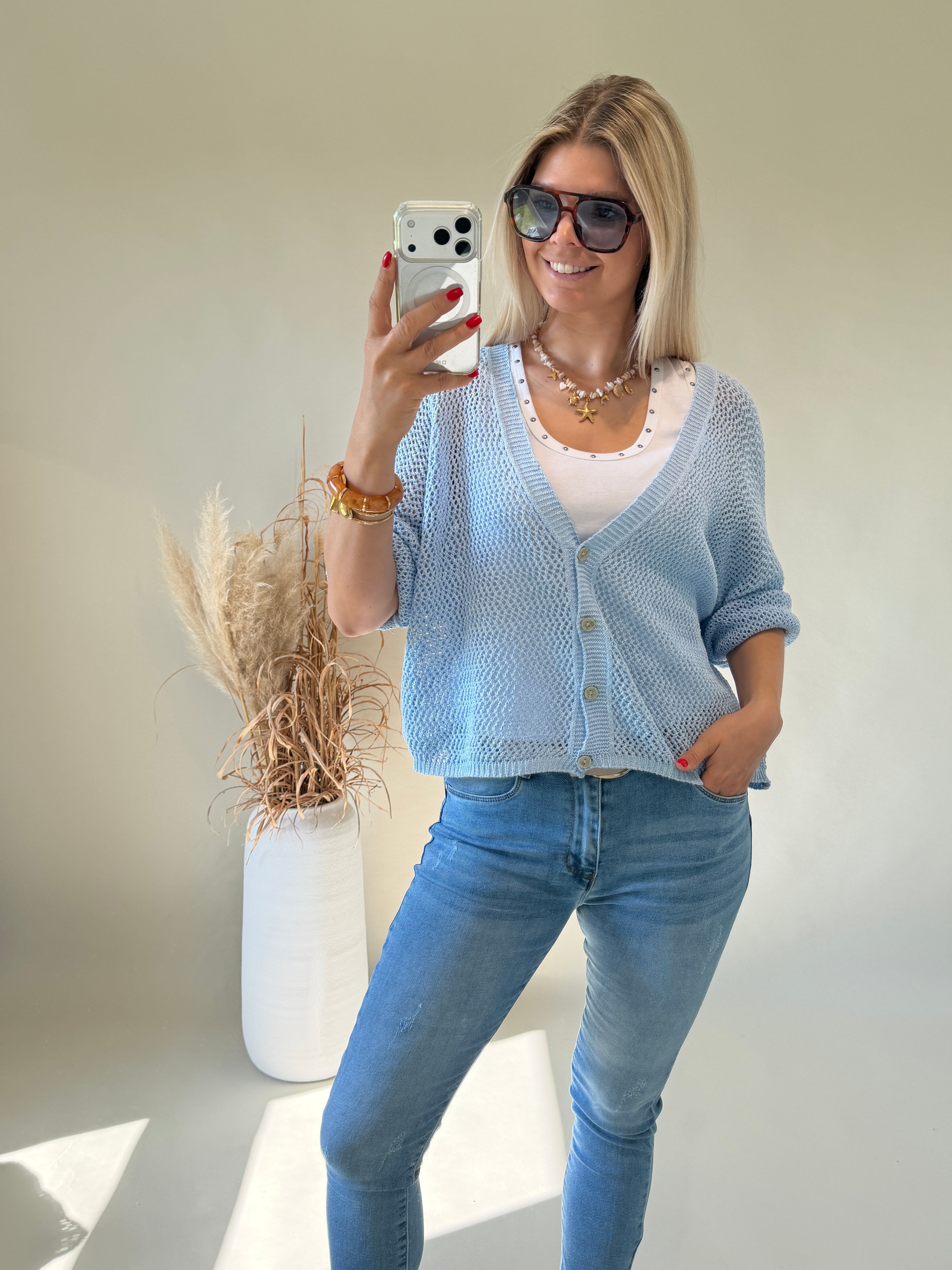 Strickjacke in Hellblau ( Häkeloptik )