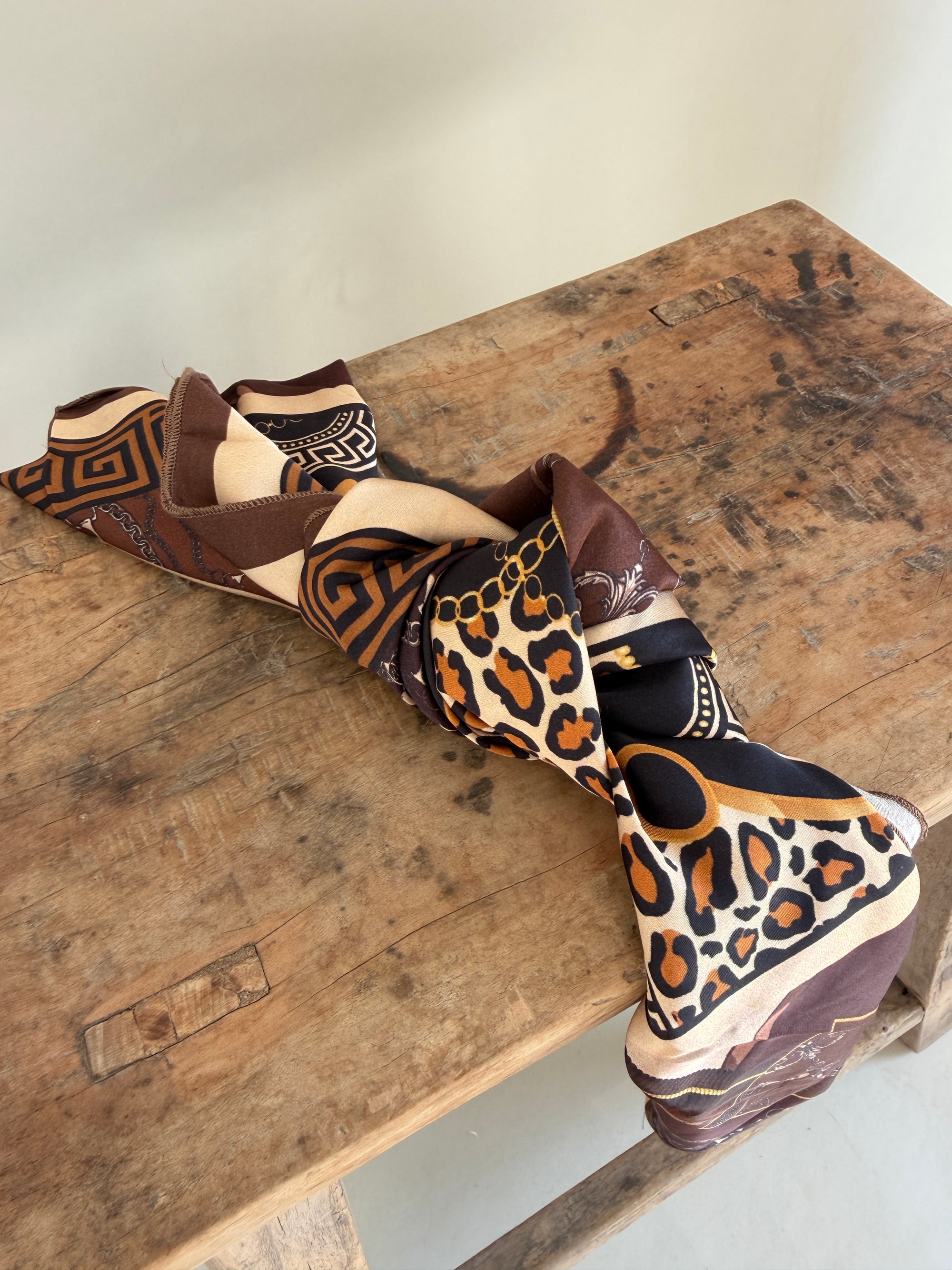 Tuch in Schokobraun mit Muster in Leo