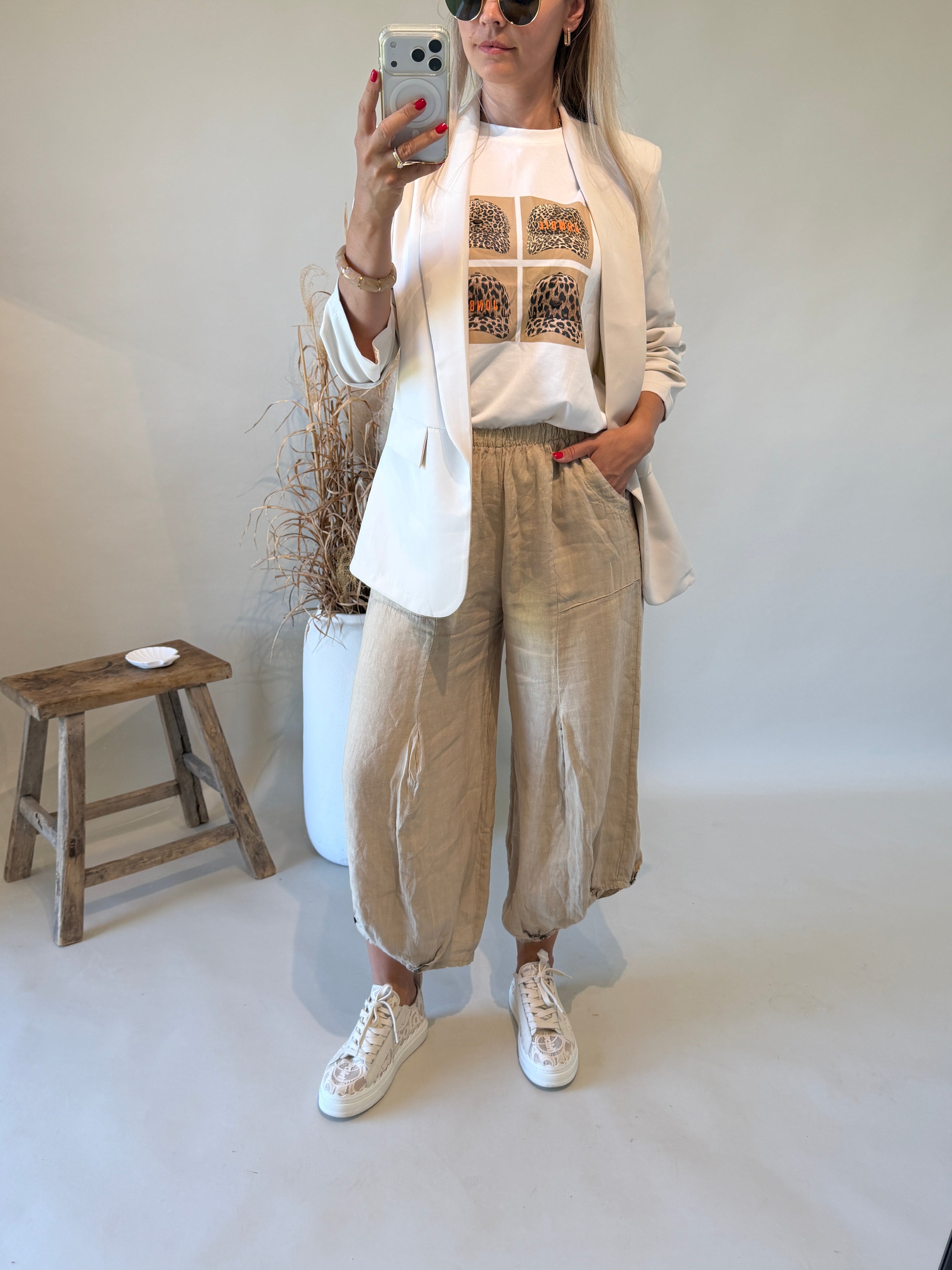 Hose in Beige mit großen Taschen und Knöpfen am Bein