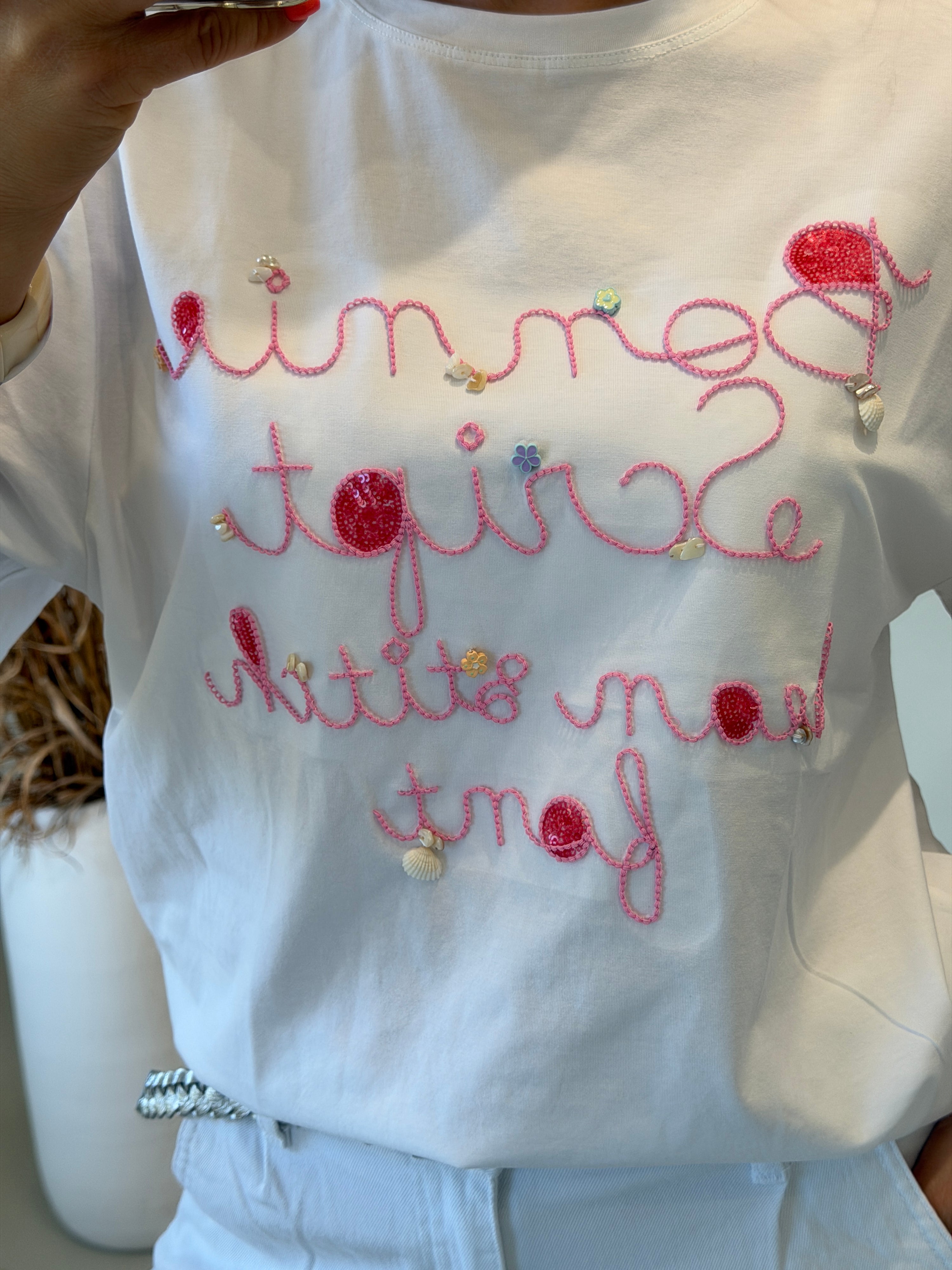 T - Shirt in Weiß mit Aufschrift in Rosa