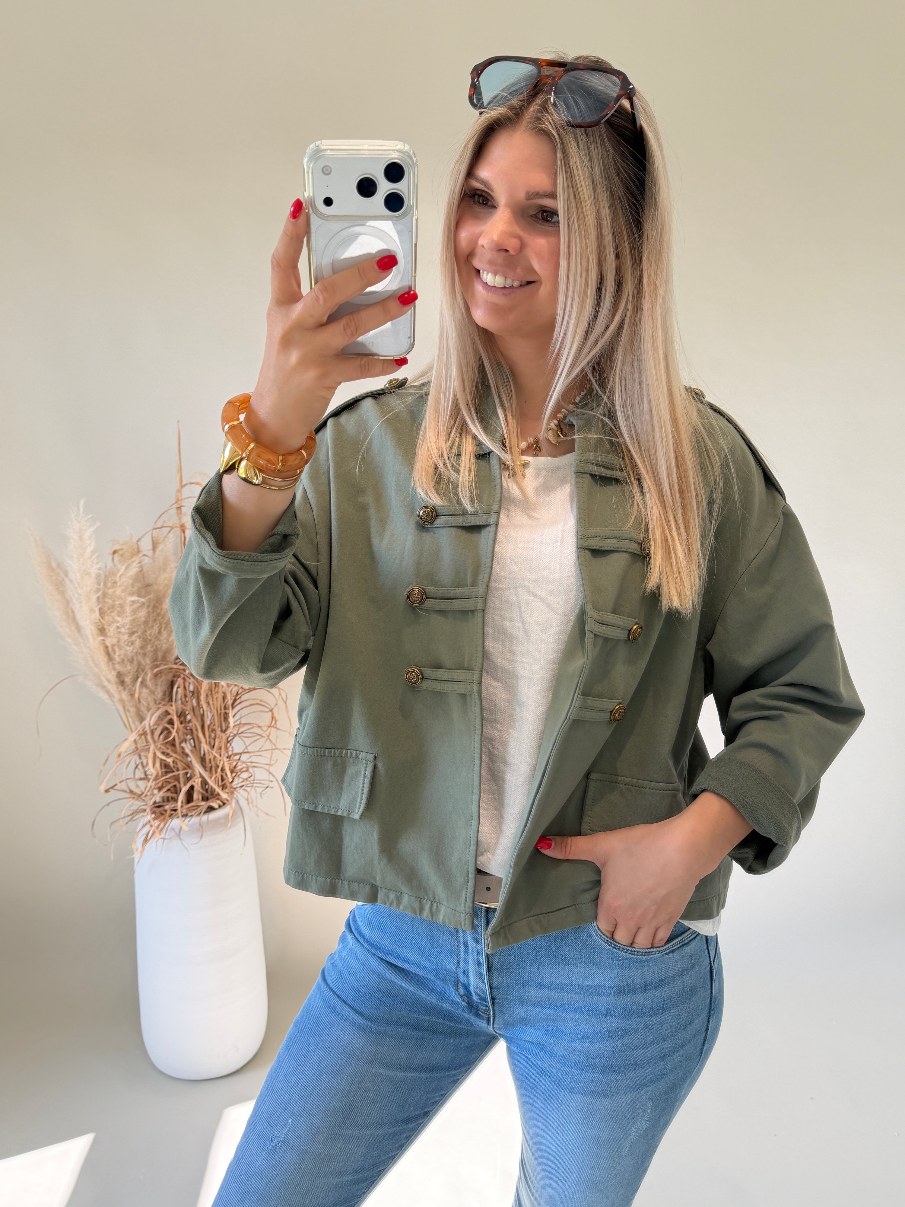 Jacke in Olivgrün mit Knöpfen vorne