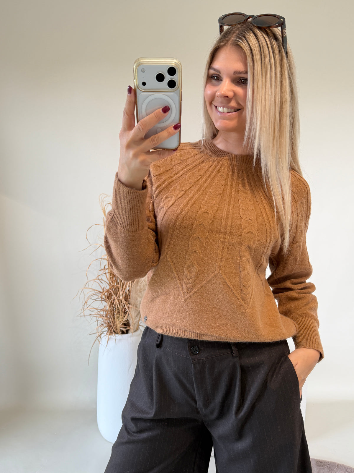 Pullover in Zimt mit Muster