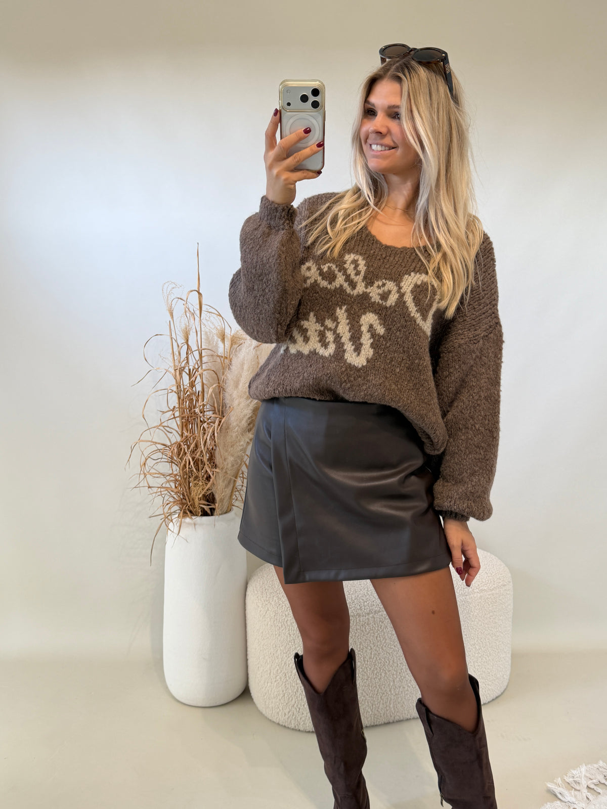 Pullover in Nussbraun mit Aufdruck und V - Ausschnitt
