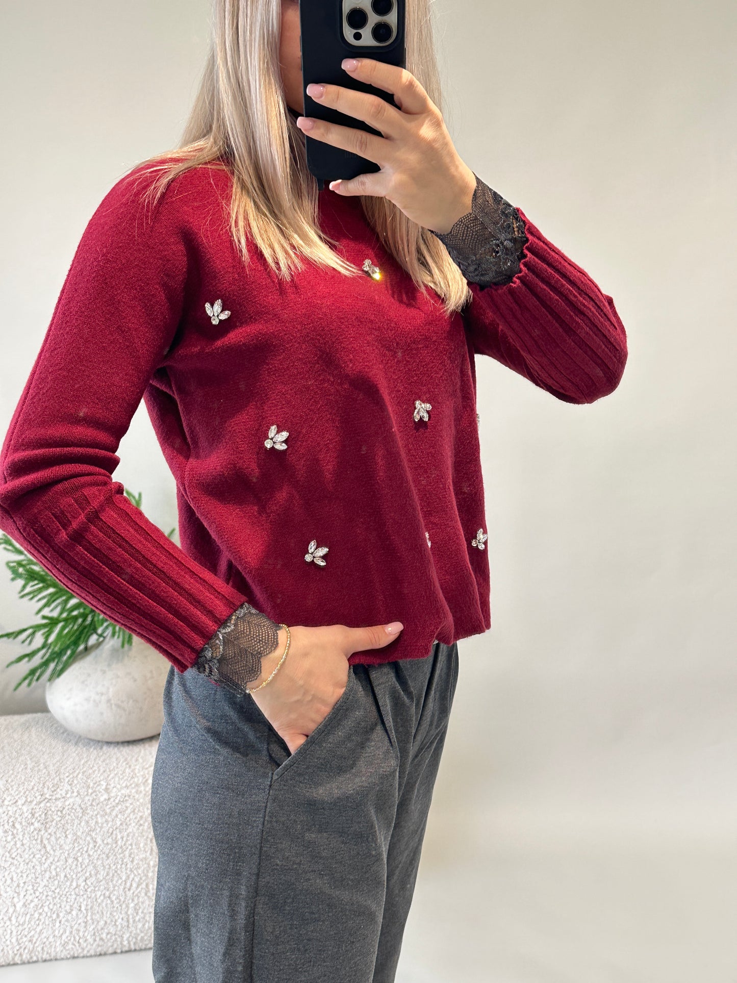 pullover in burgundy mit glitzersteinen vorne