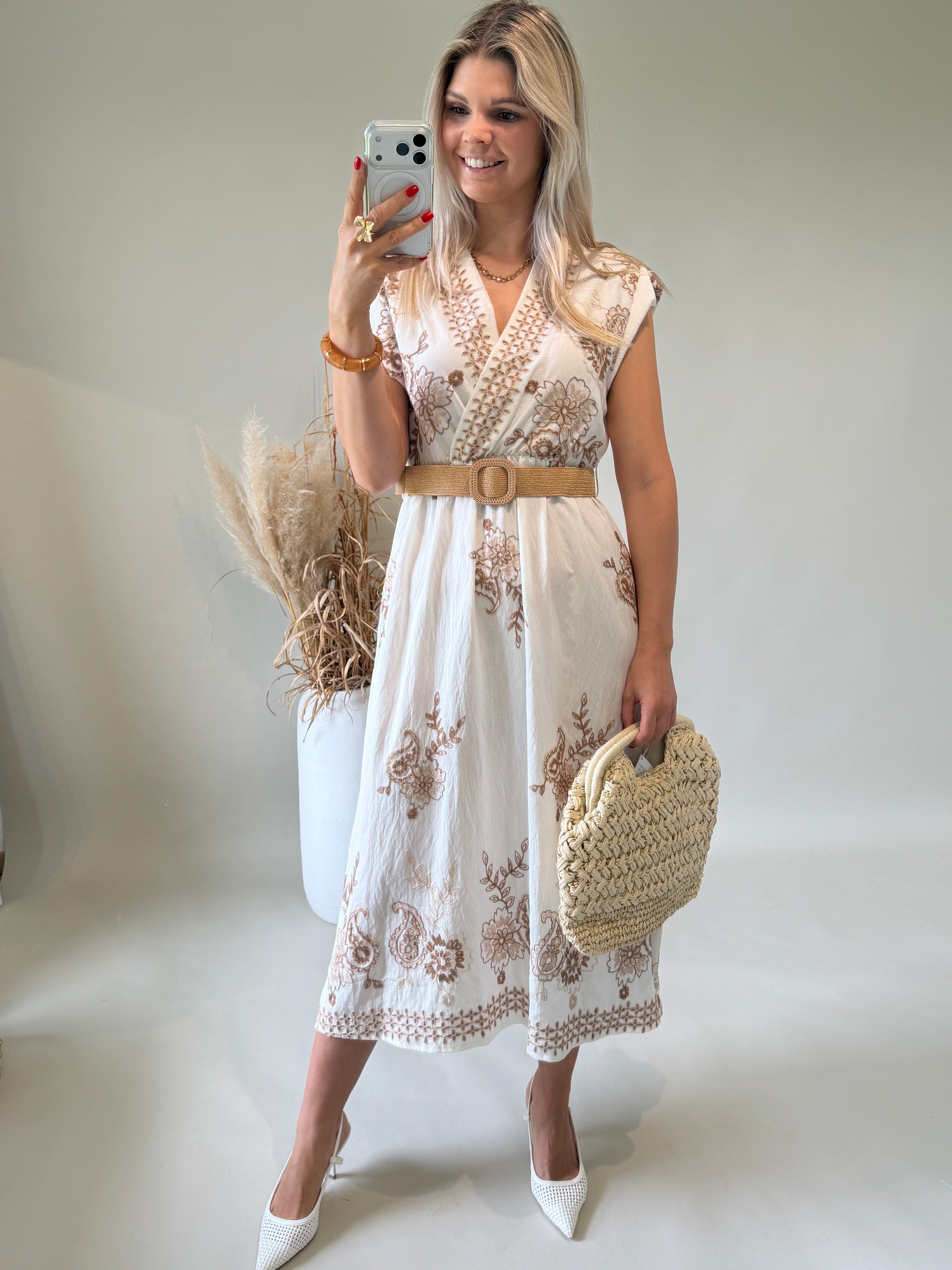 Kleid in Wollweiß mit Bohospitze in Zimt mit Gürtel