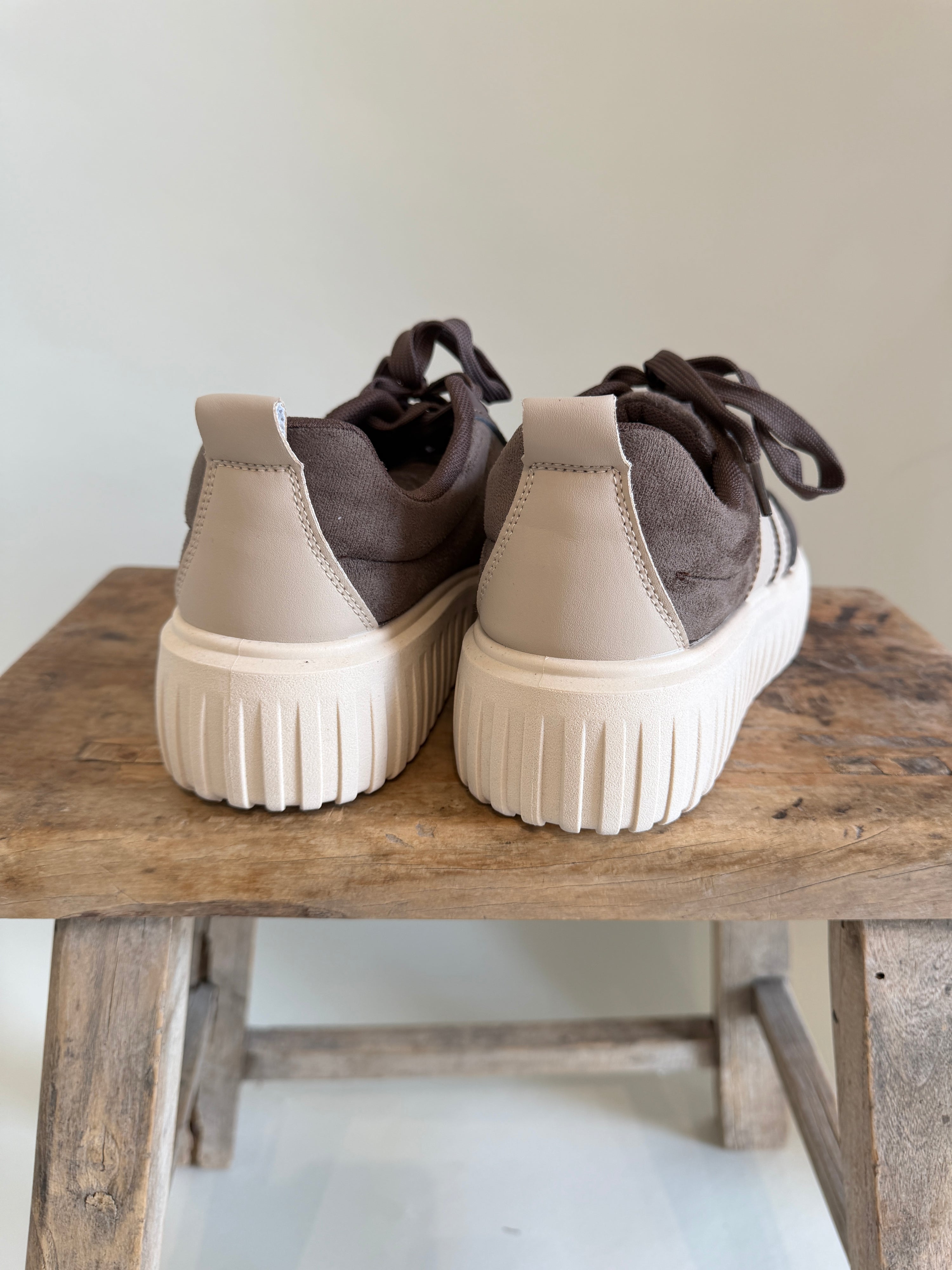 Sneaker in Schokobraun / Beige