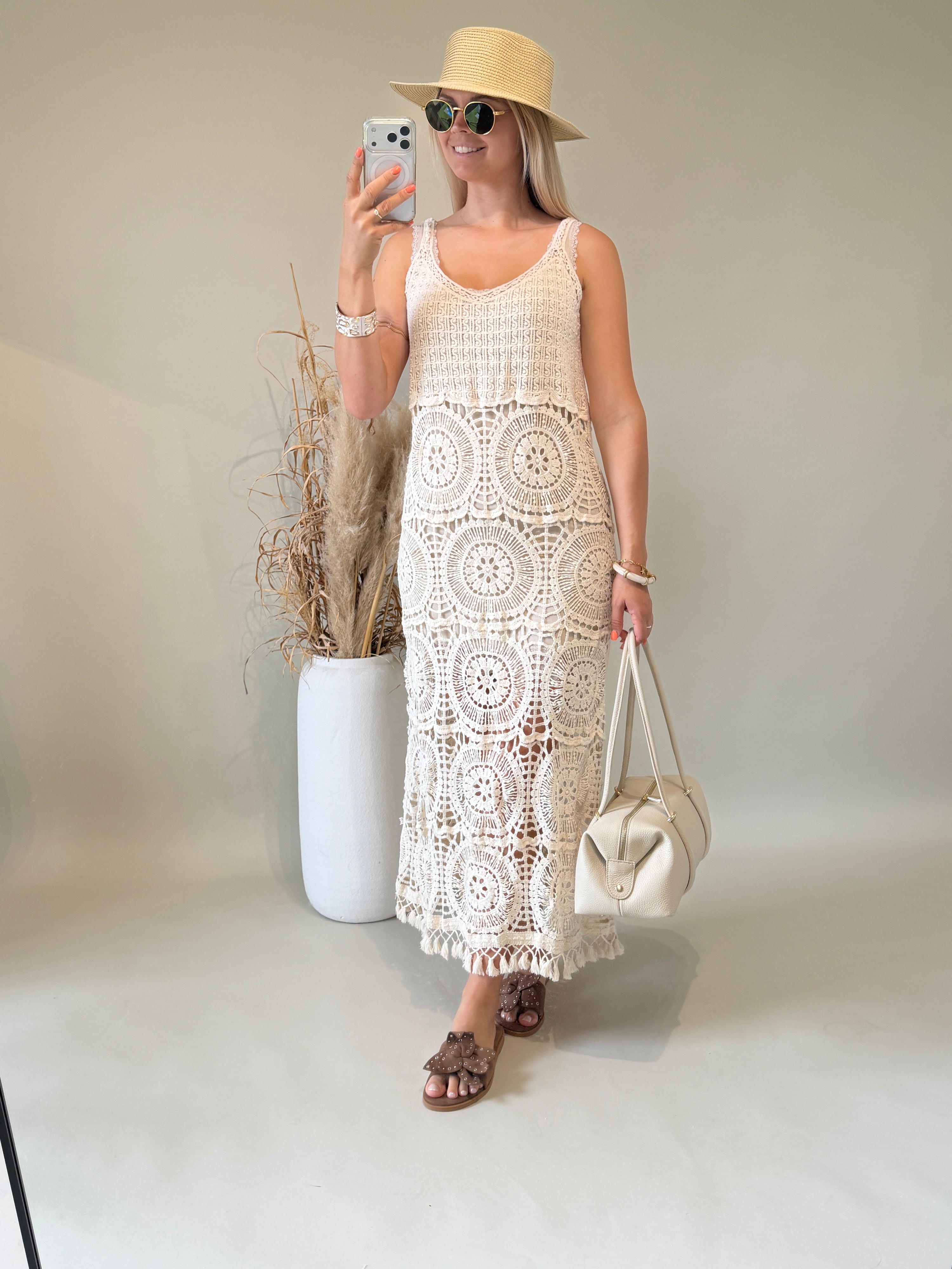 Kleid in Beige aus Bohospitze mit Puschel unten