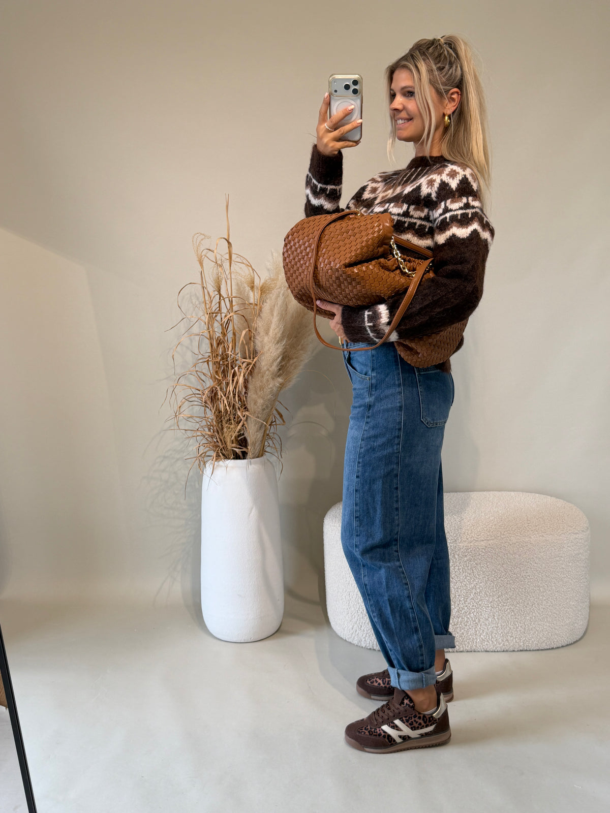 Pullover in Schokobraun mit Muster in Wollweiß