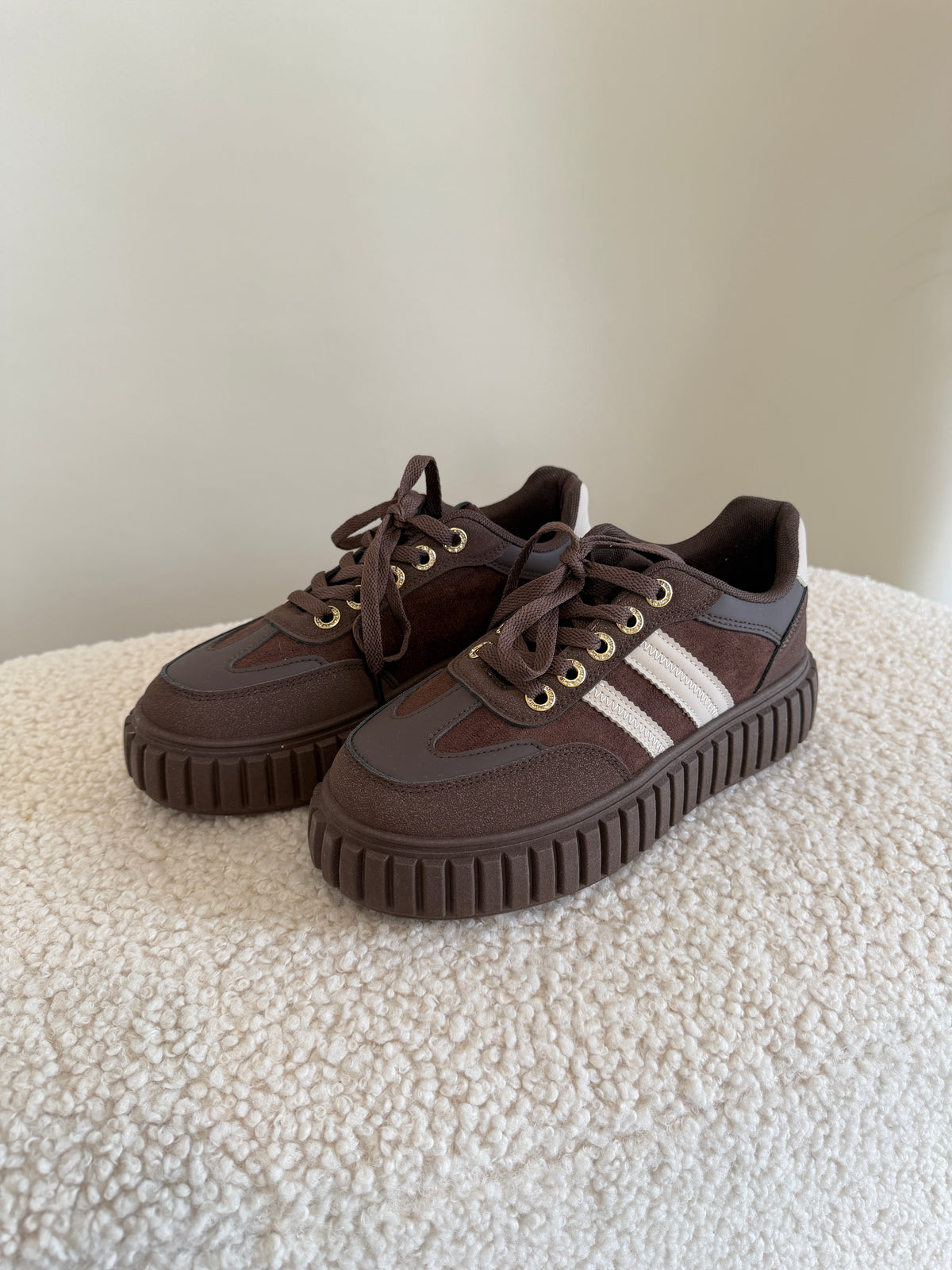 Sneaker in Schokobraun / Wollweiß