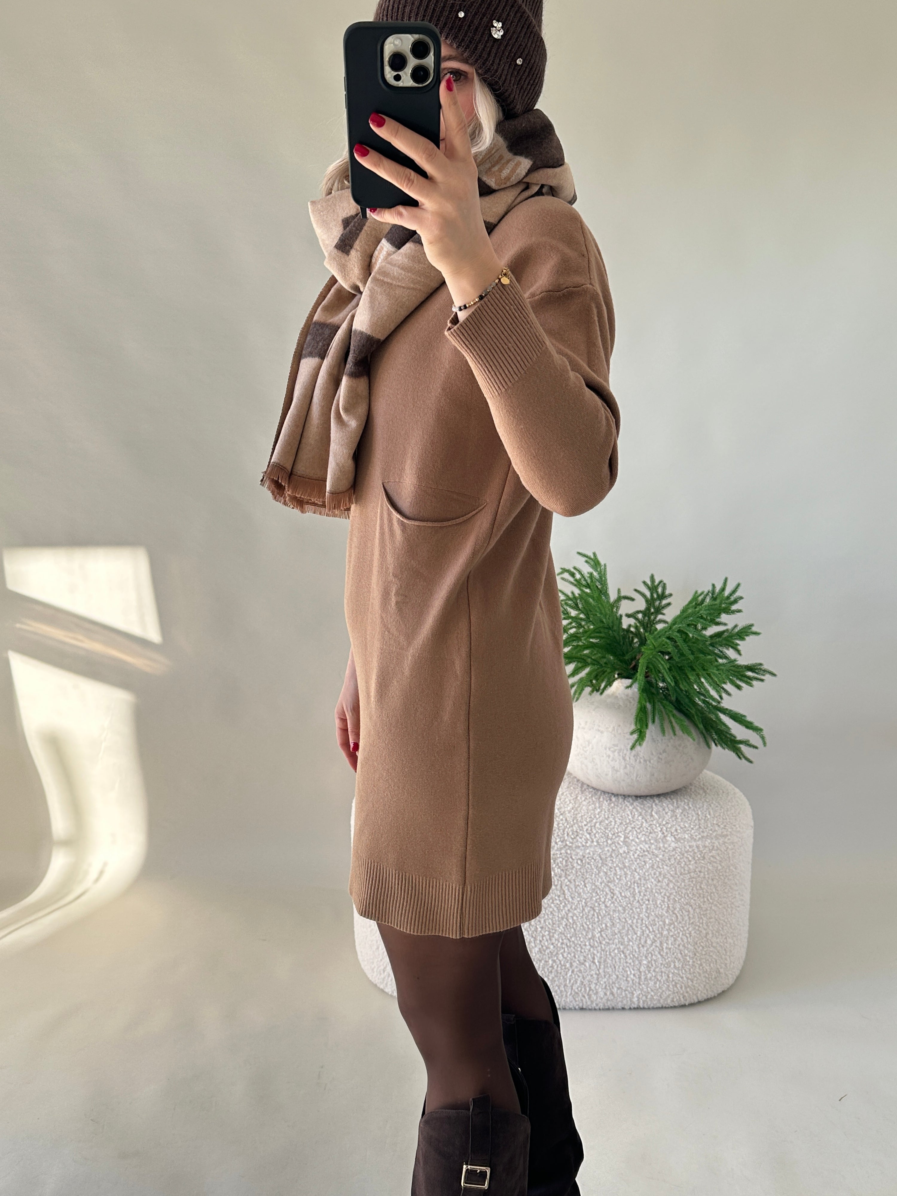 Strickkleid in Zimt mit kleiner Tasche vorne