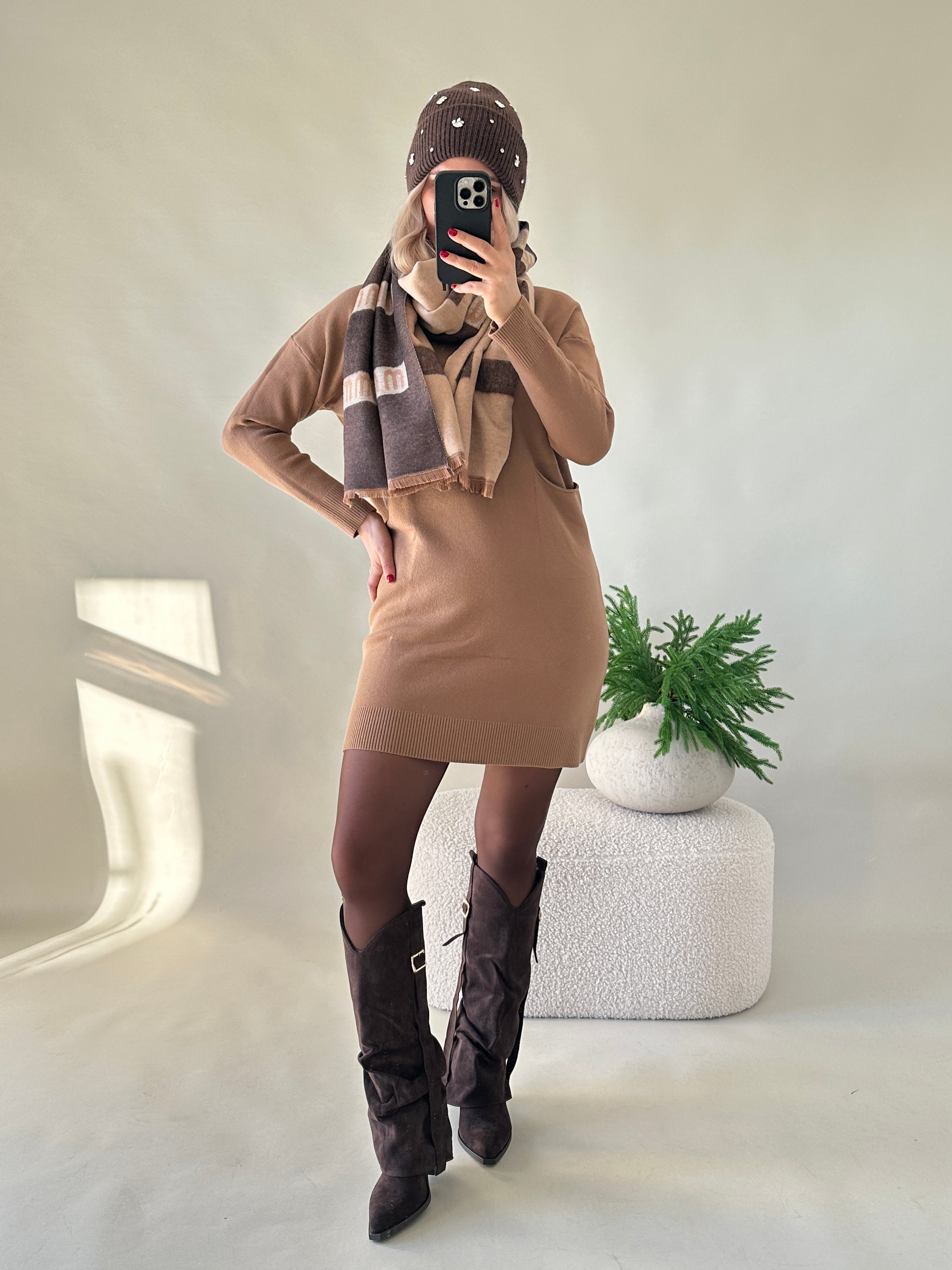 Strickkleid in Zimt mit kleiner Tasche vorne