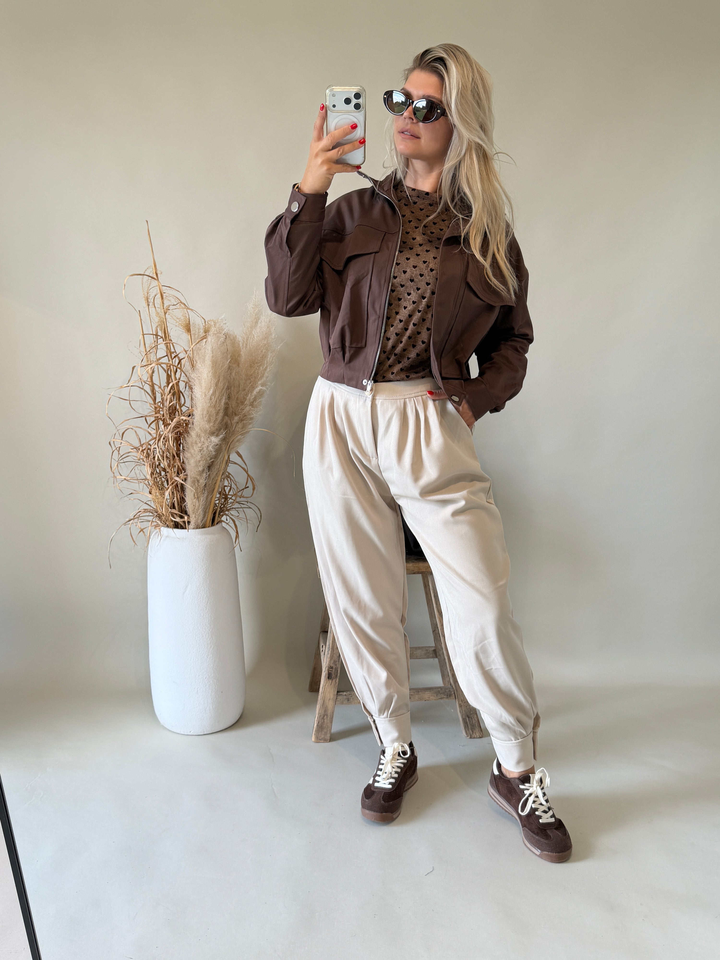 Hose in Beige mit Bundfalten