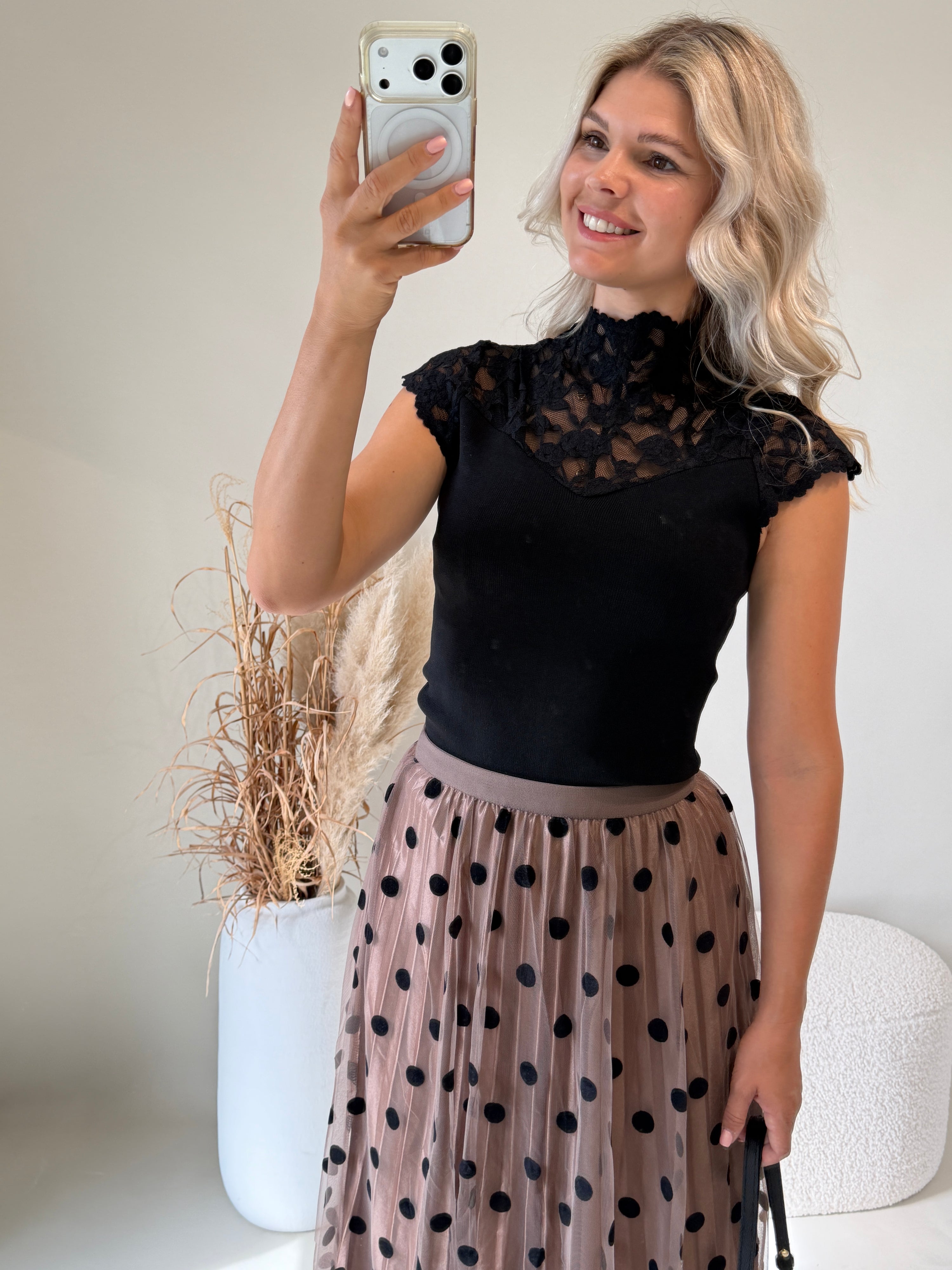Top in Schwarz mit Spitze
