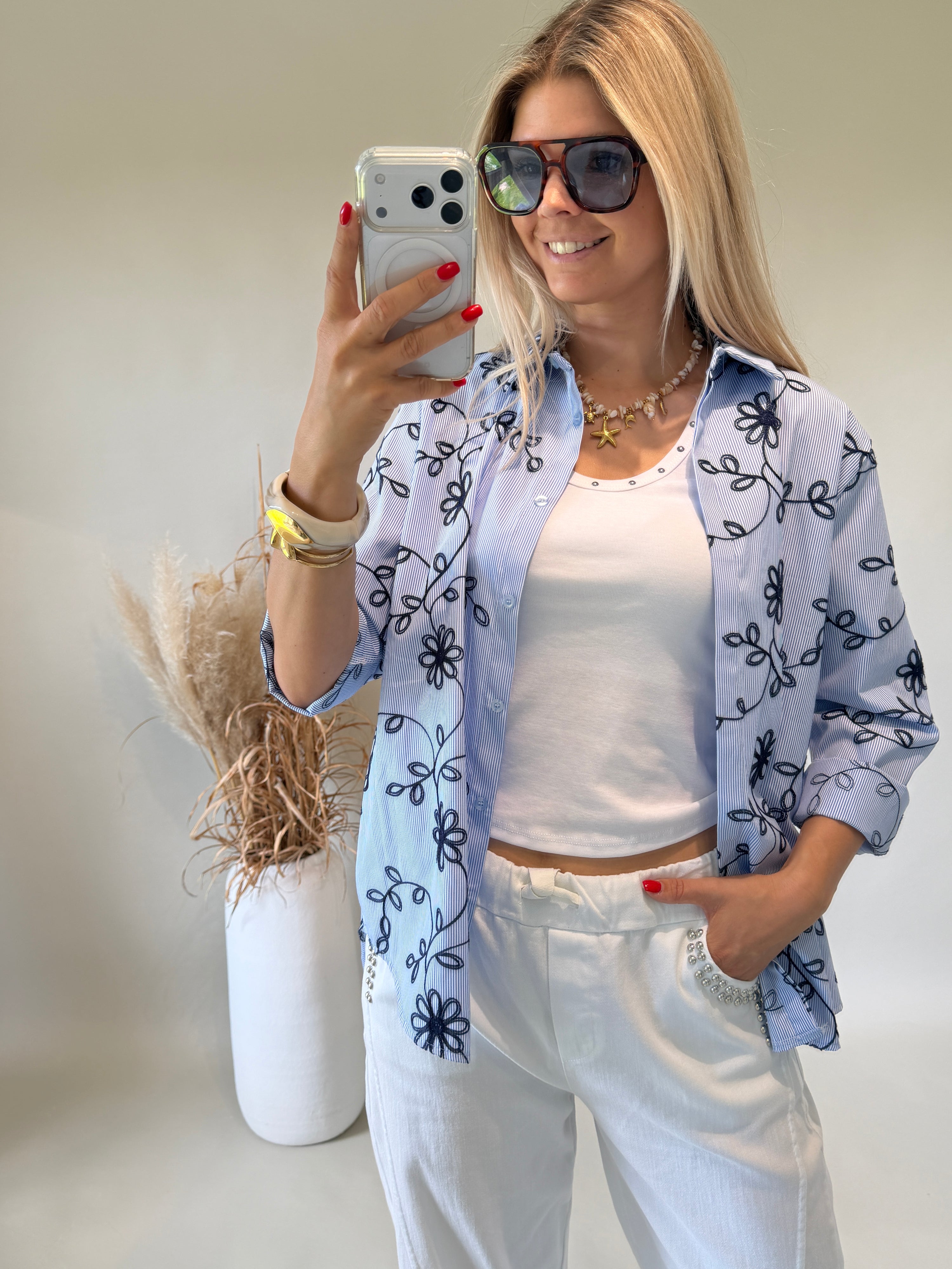 Bluse in Blau / Weiß gestreift mit Dunkelblauen Blumen