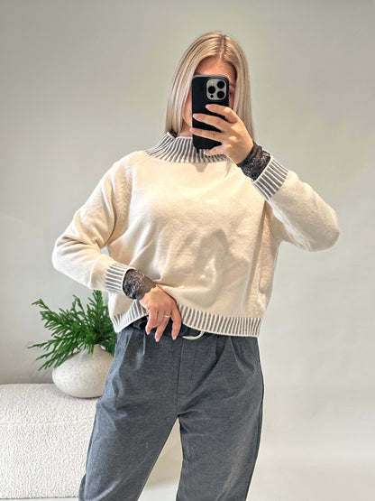 Pullover in Wollweiß mit Grauen Streifen an Bund und Kragen