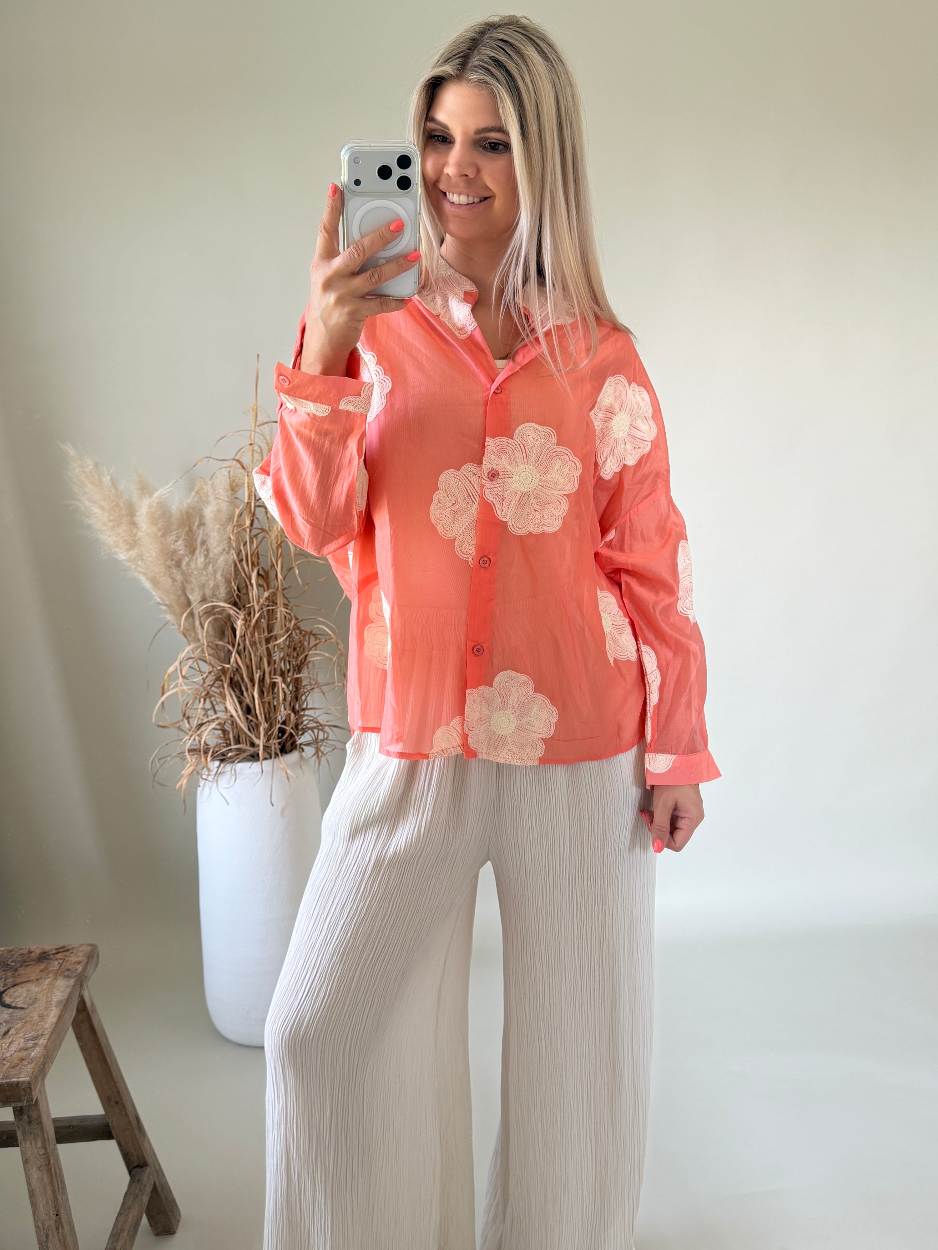 Bluse in Apricot mit Blumenstickerei
