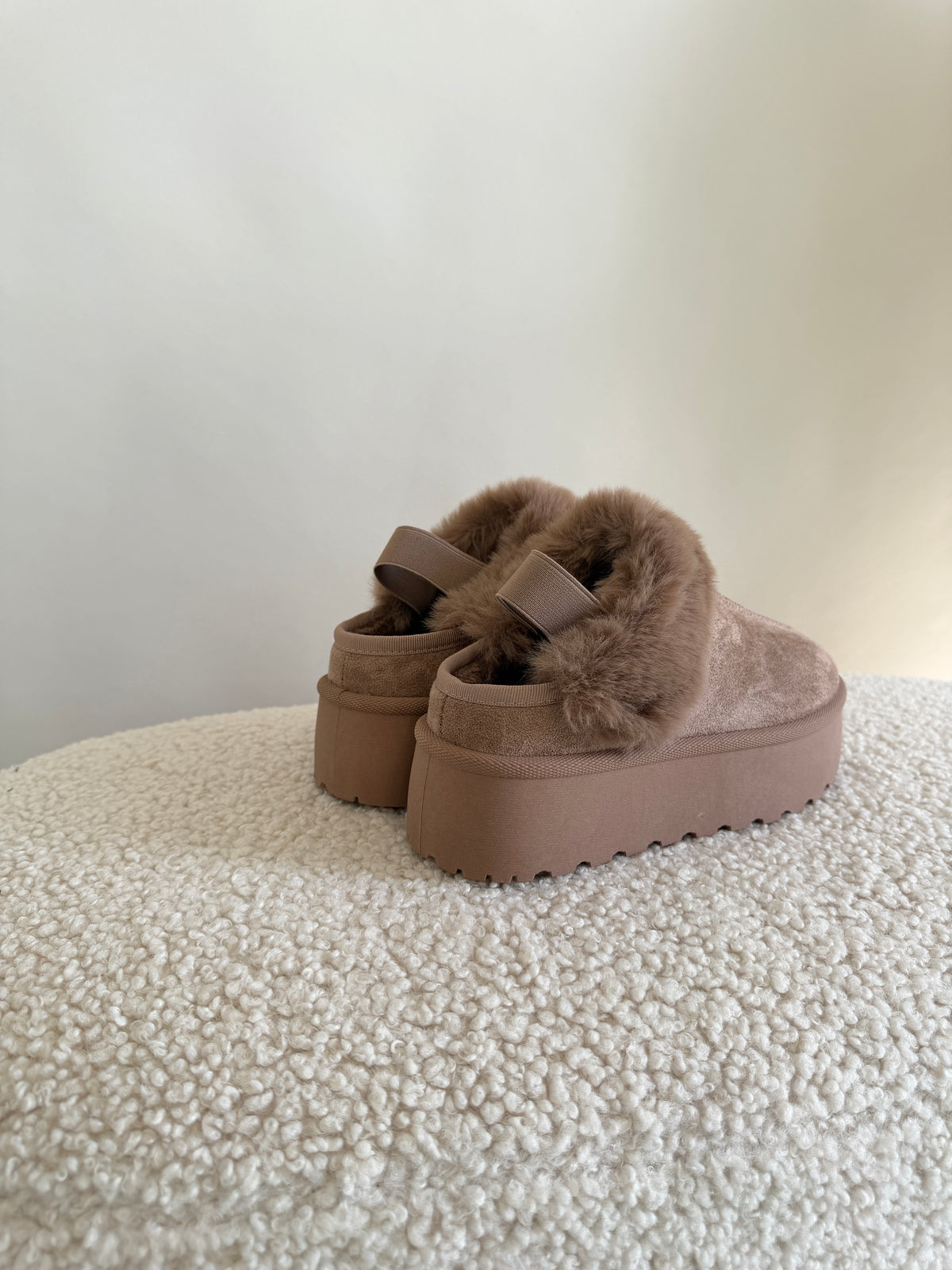 Clogs in Sand mit Fell