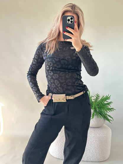 Shirt in Schwarz mit Leo-Muster