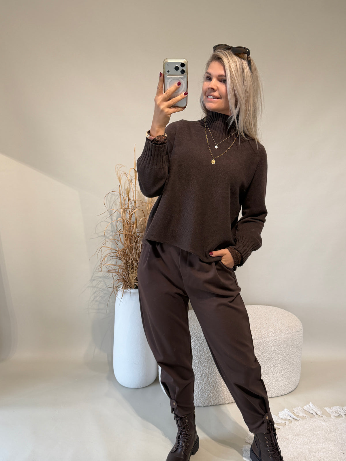 Pullover in Schokobraun mit weiten Kragen