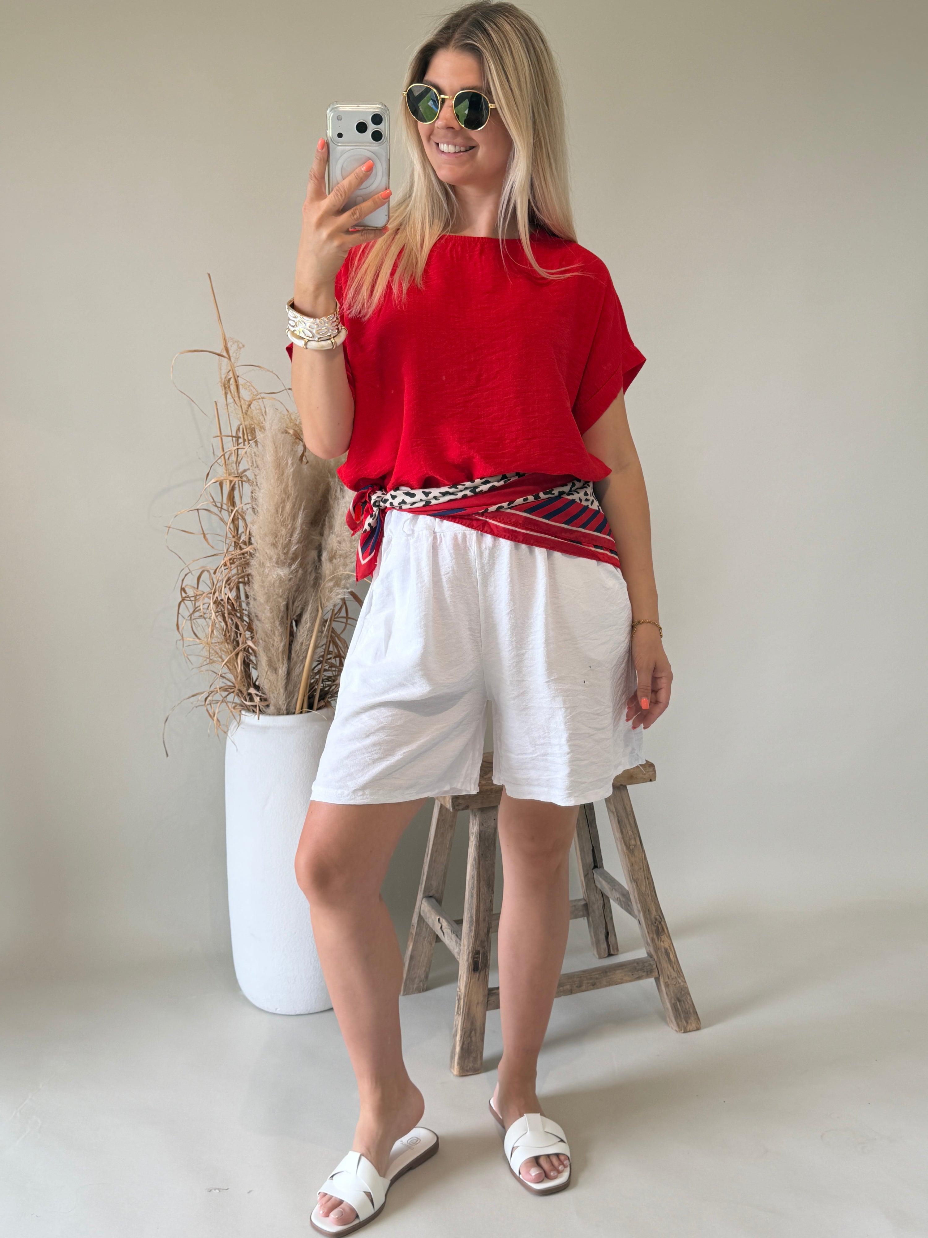 Bluse in Rot mit Kette ( Knöpfe hinten )