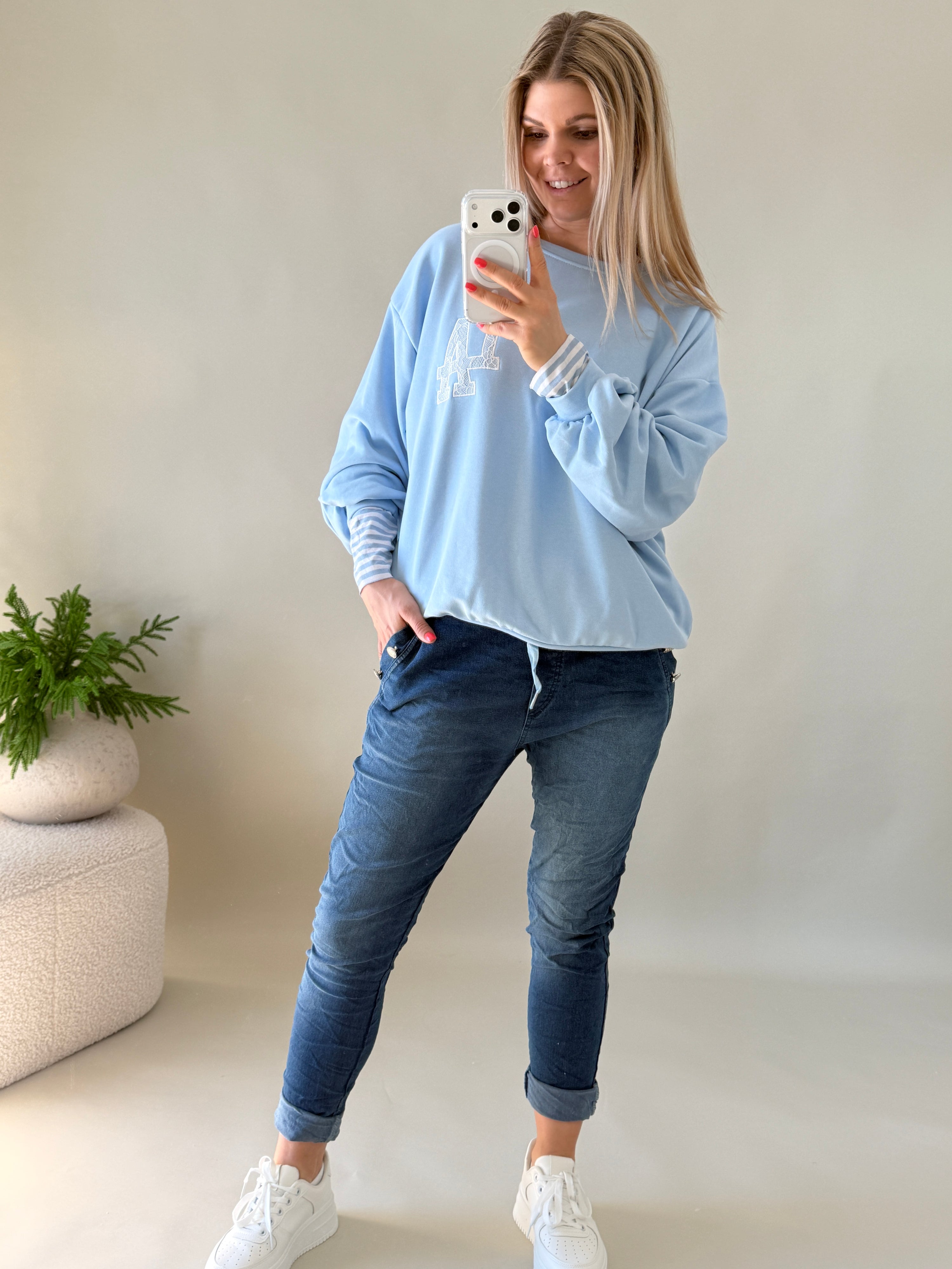 Jeans-Jogger in Dunkelblau mit Knöpfen an den Taschen