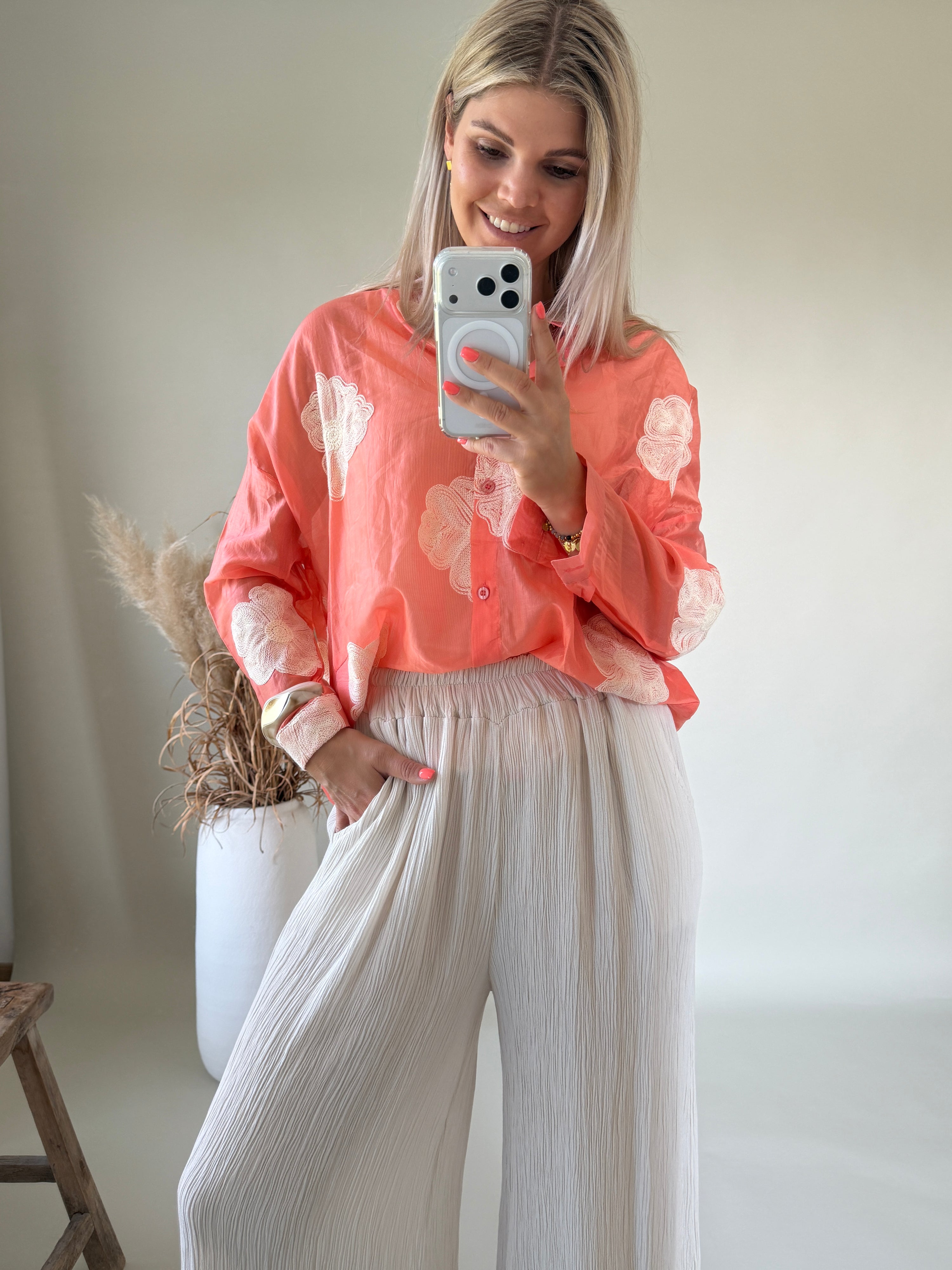 Bluse in Apricot mit Blumenstickerei