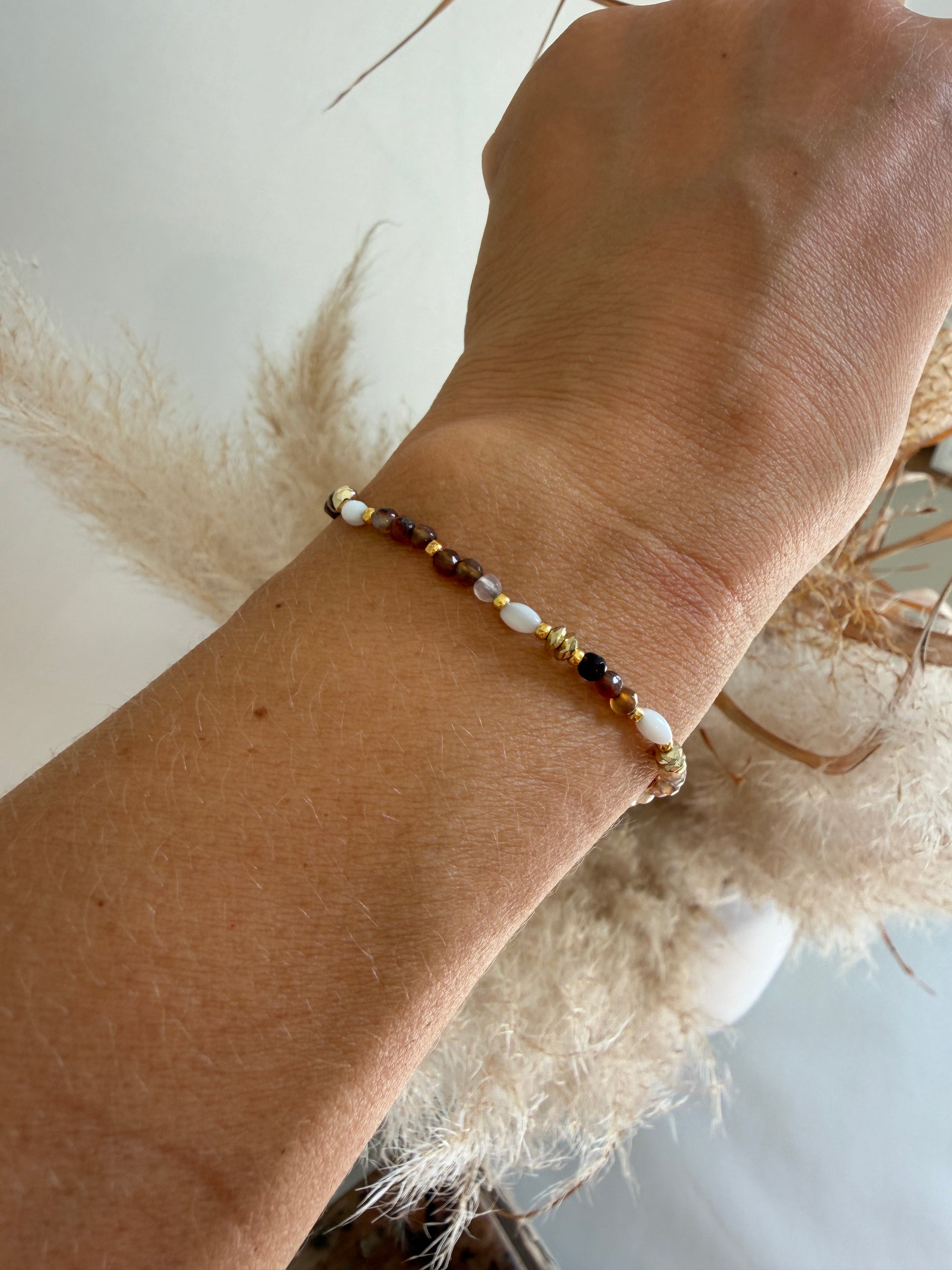 Armband in Braun / Beige / Gold mit Perlen