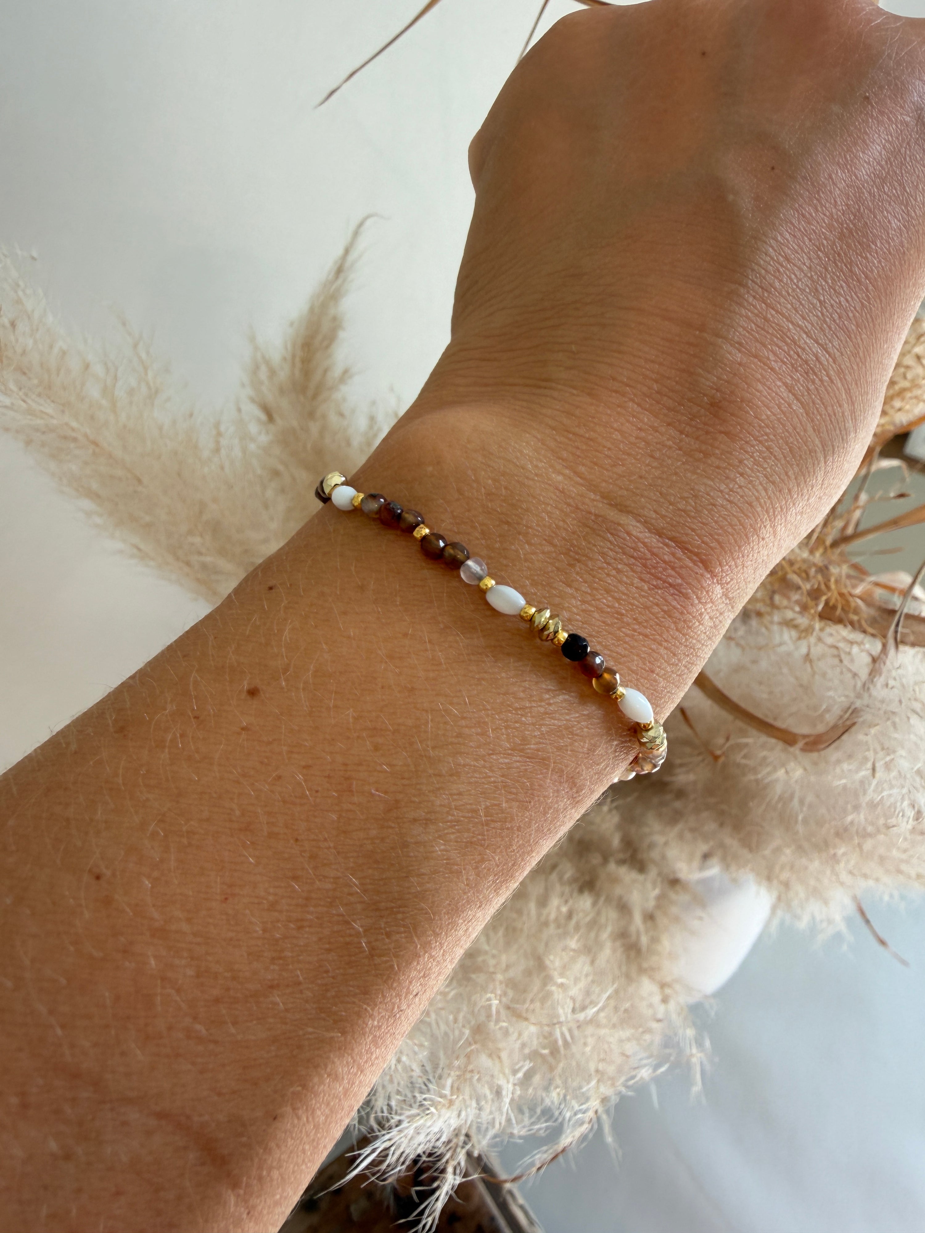 Armband in Braun / Beige / Gold mit Perlen