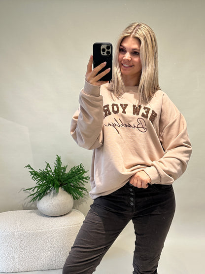 Pullover in Beige mit Aufschrift in Schokobraun (NEW YORK)