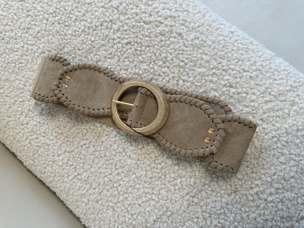 Gürtel in Beige mit goldenen Nieten